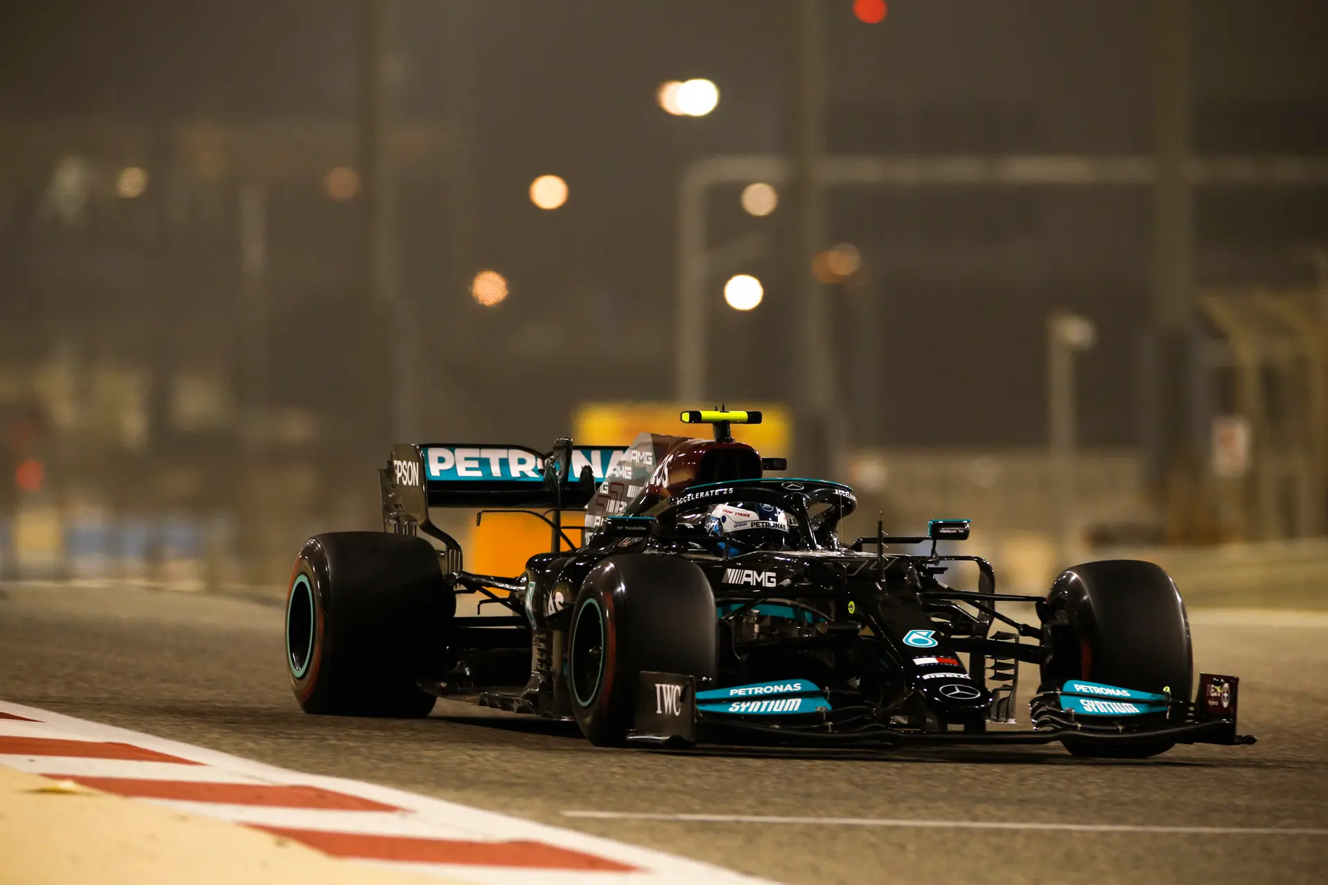 Hamilton: 'Het ziet er naar uit dat we niet snel genoeg zijn'