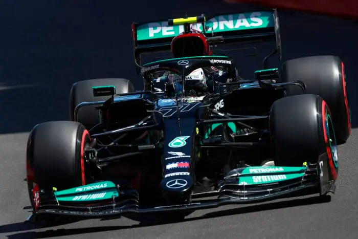 Mercedes krijgt wiel nog altijd niet los van auto Bottas