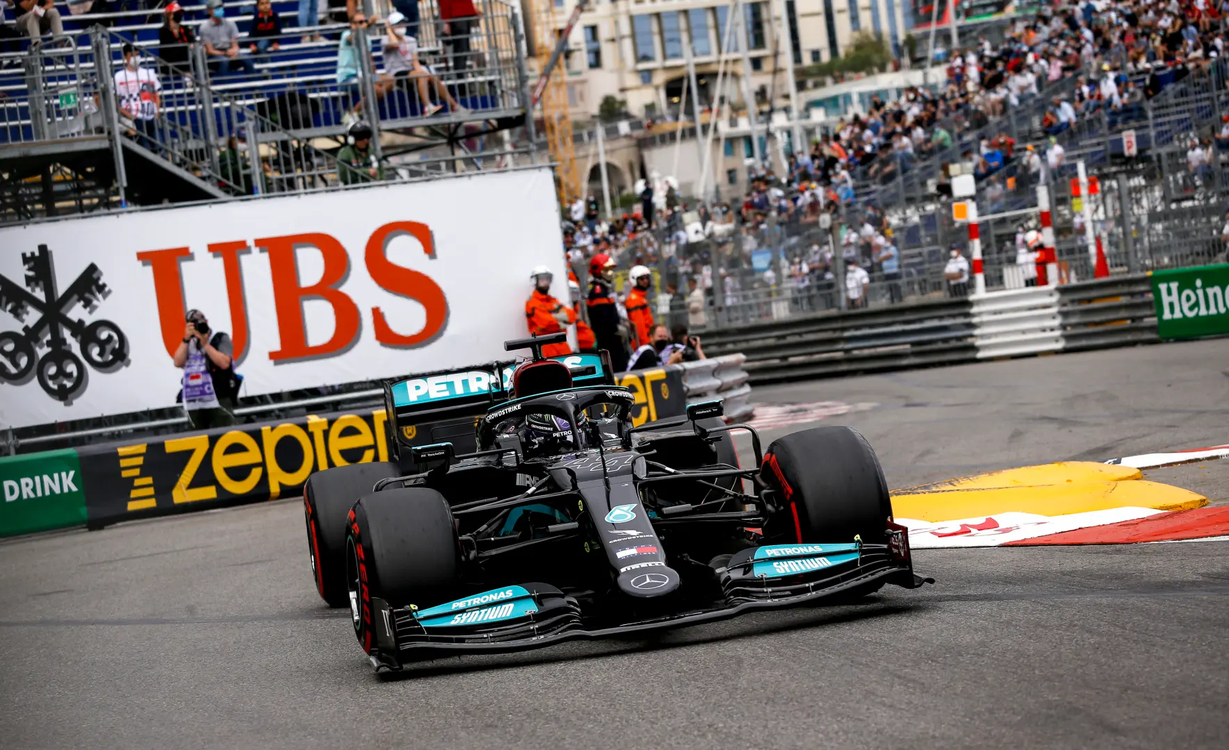 Mercedes verklaart 'vroege' pitstop Hamilton: 'Dat had te maken met Verstappen'
