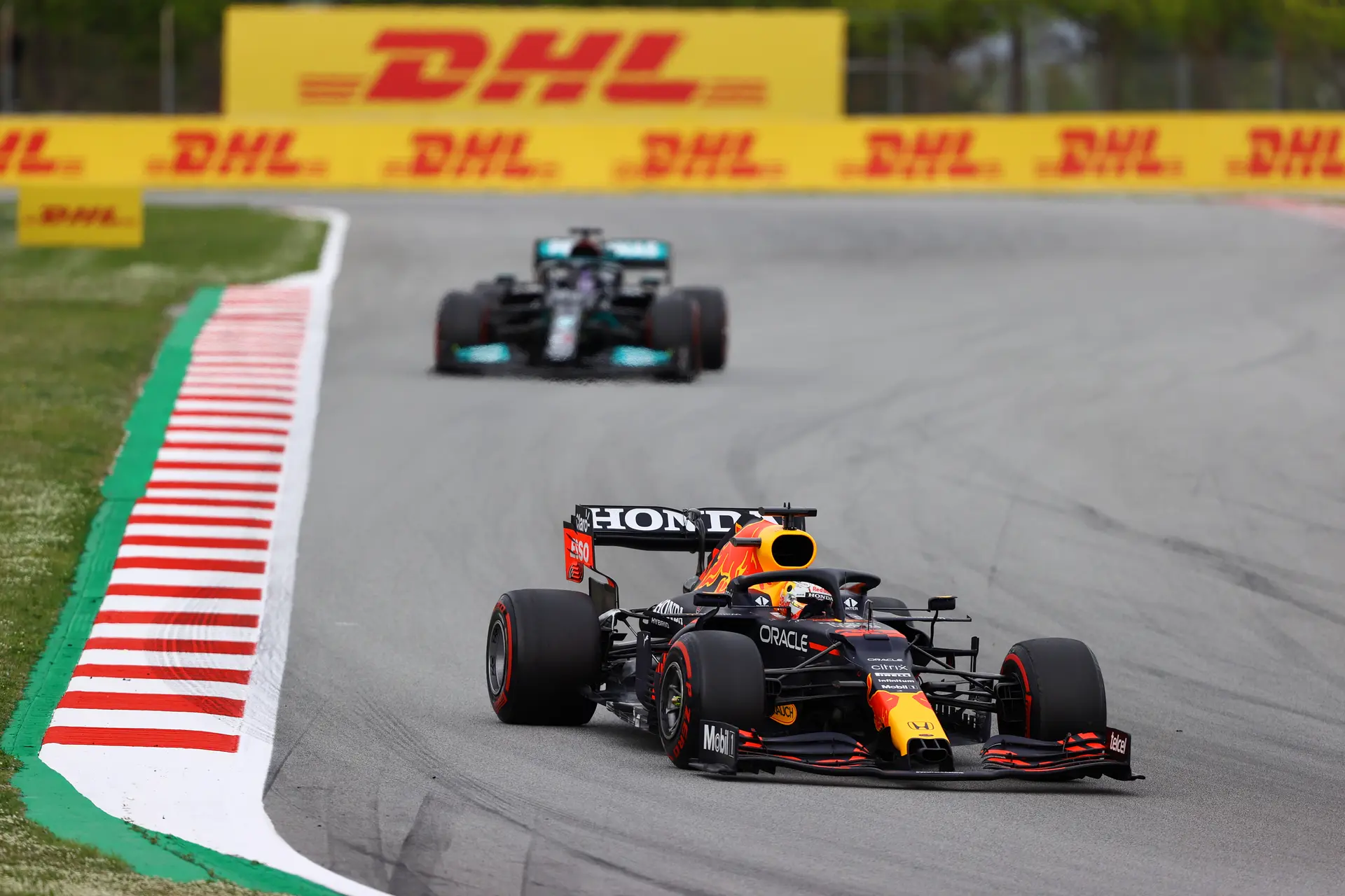 Villeneuve: 'Hamilton gaat meer fouten maken door druk van Verstappen'