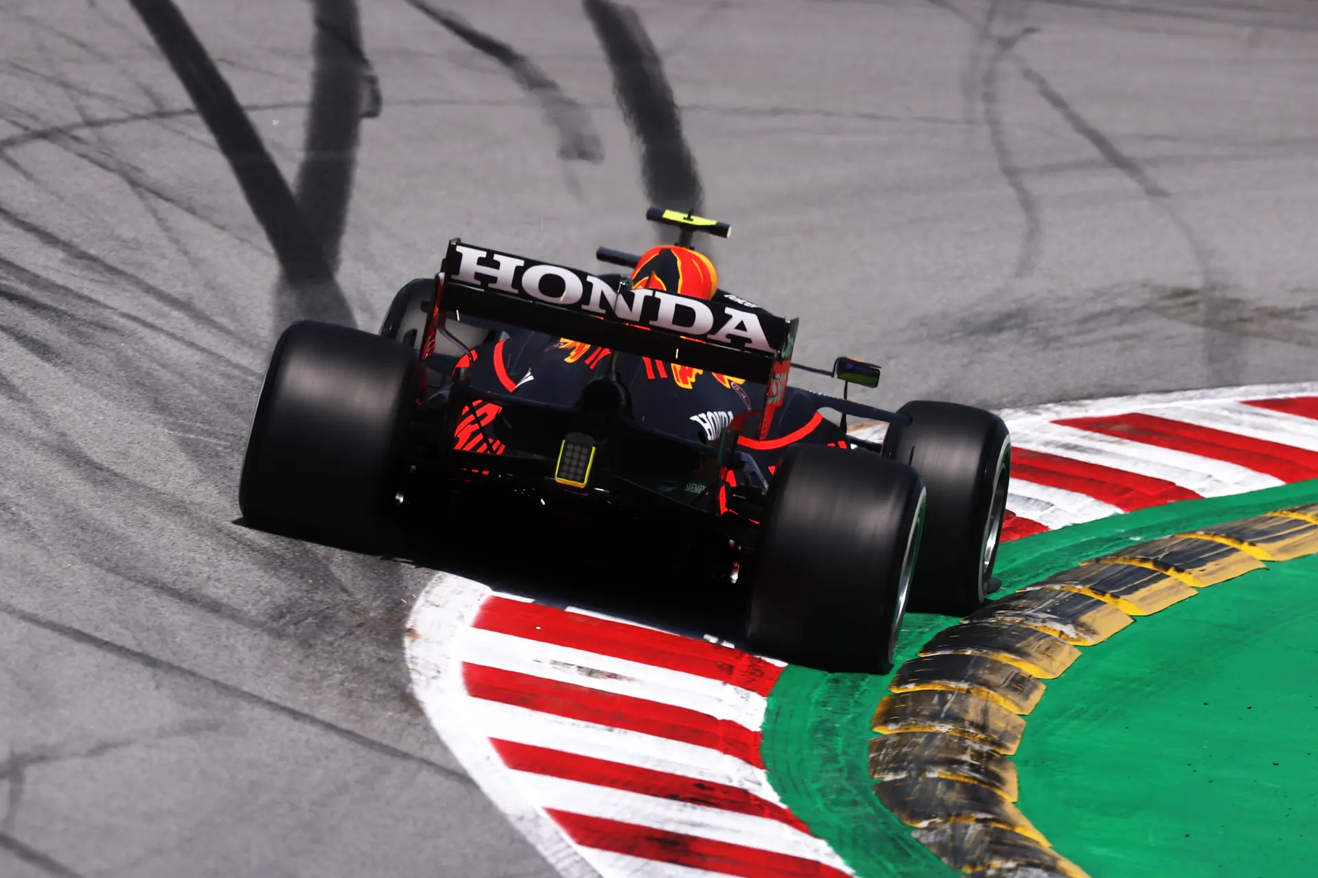 Verstappen naar snelste tijd in derde vrije training, Ferrari verrassend snel