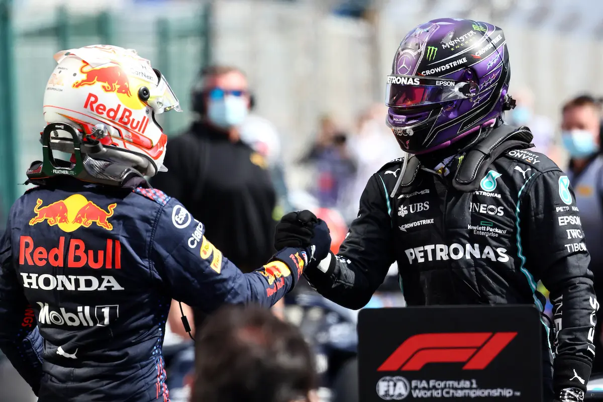 Albers analyseert: 'Hamilton begint rustig, Verstappen is aanvallender en gaat er vol op'