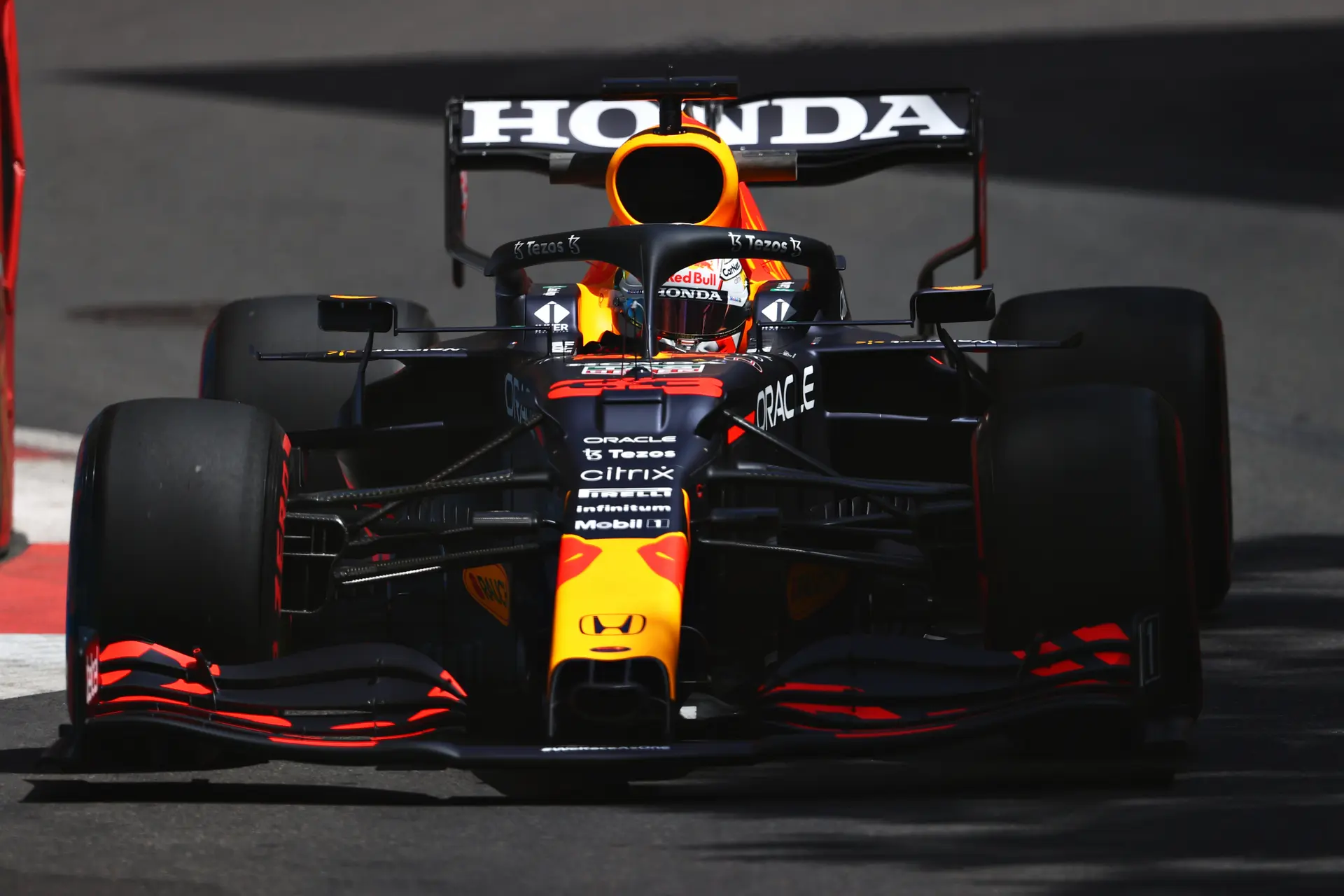 Verstappen raakt de muur tijdens derde vrije training GP Azerbeidzjan