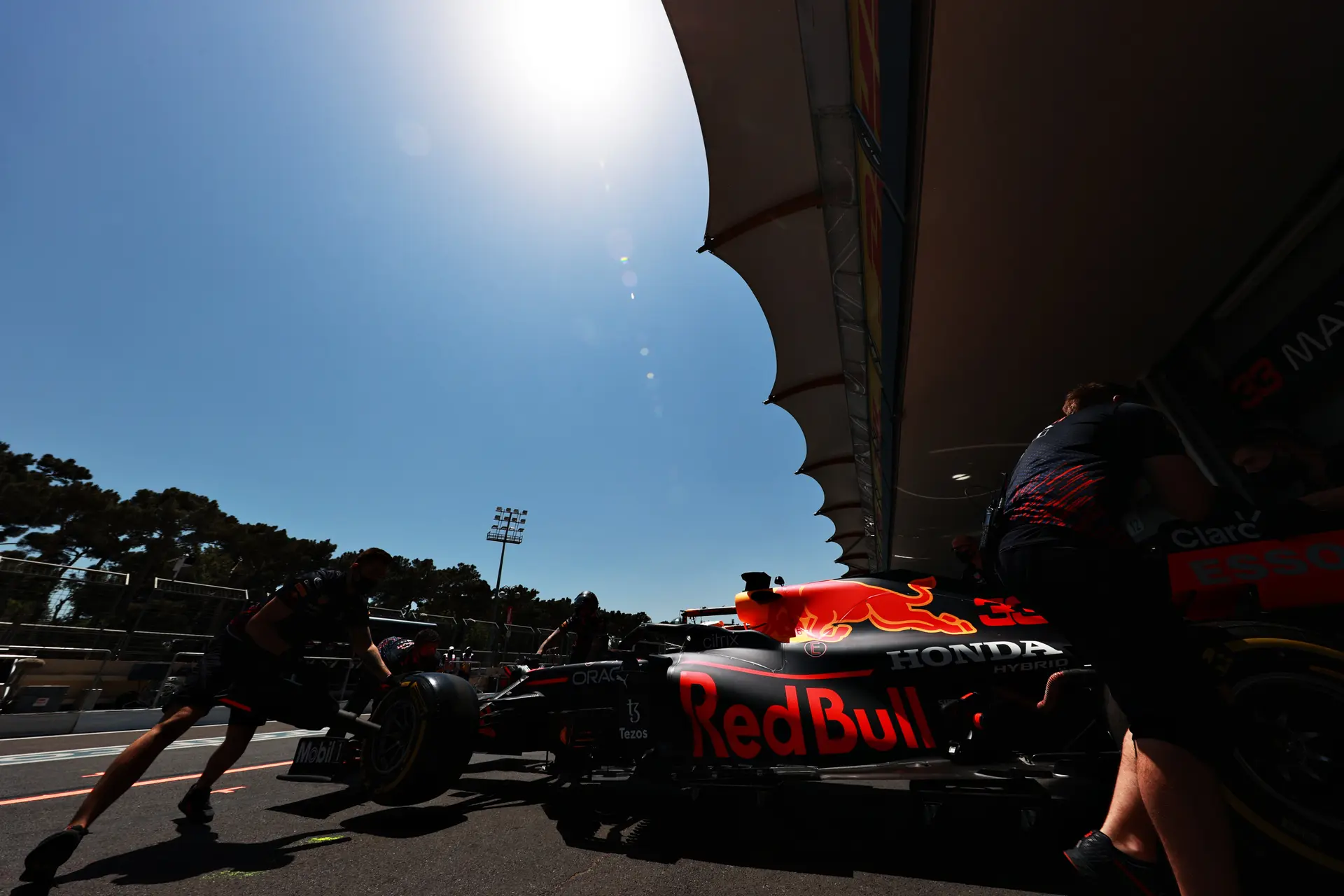 Verslag VT2 | Red Bull en Ferrari imponeren, Mercedes zwak en buiten de top tien