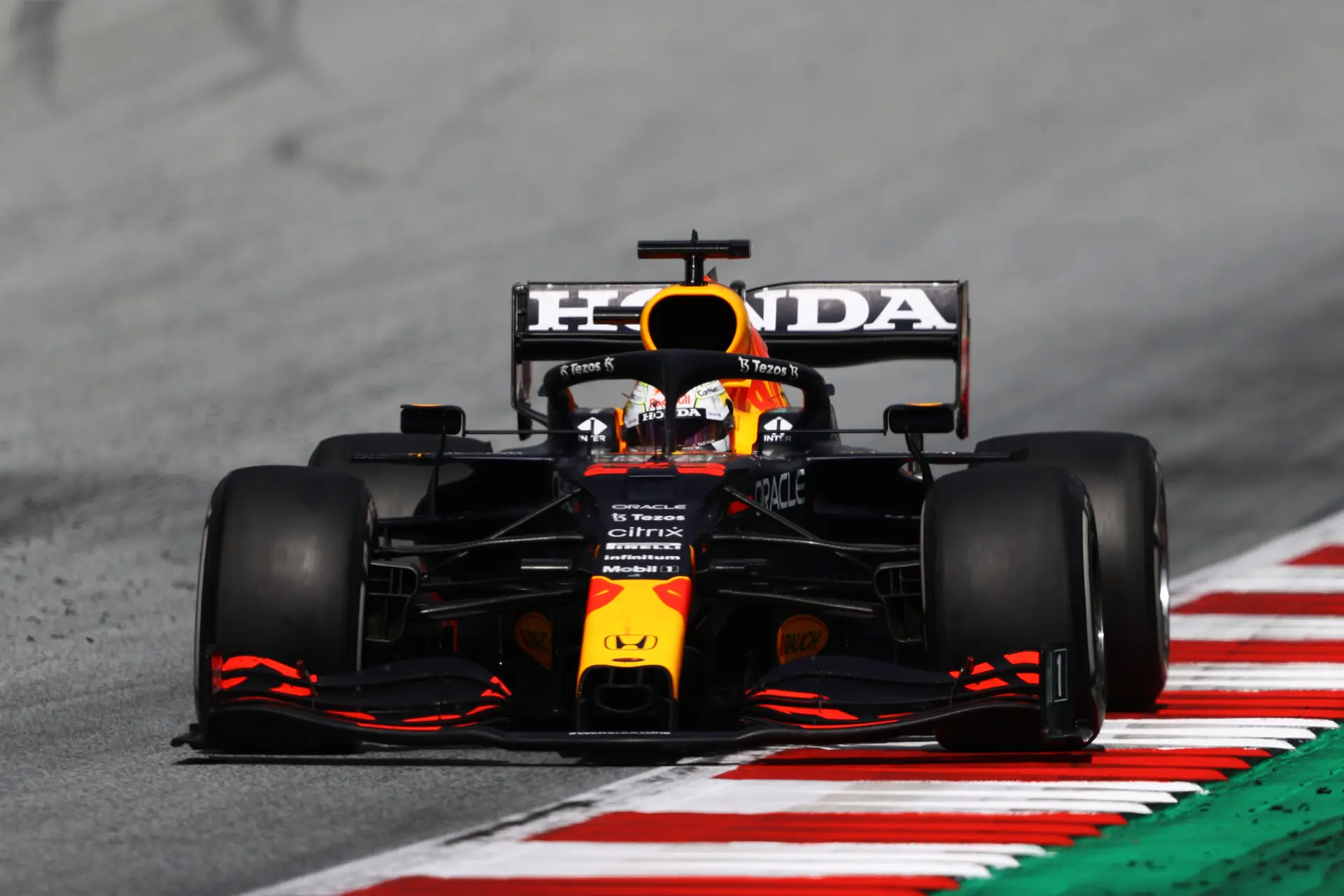 Verstappen domineert in Oostenrijk en pakt vierde seizoenszege
