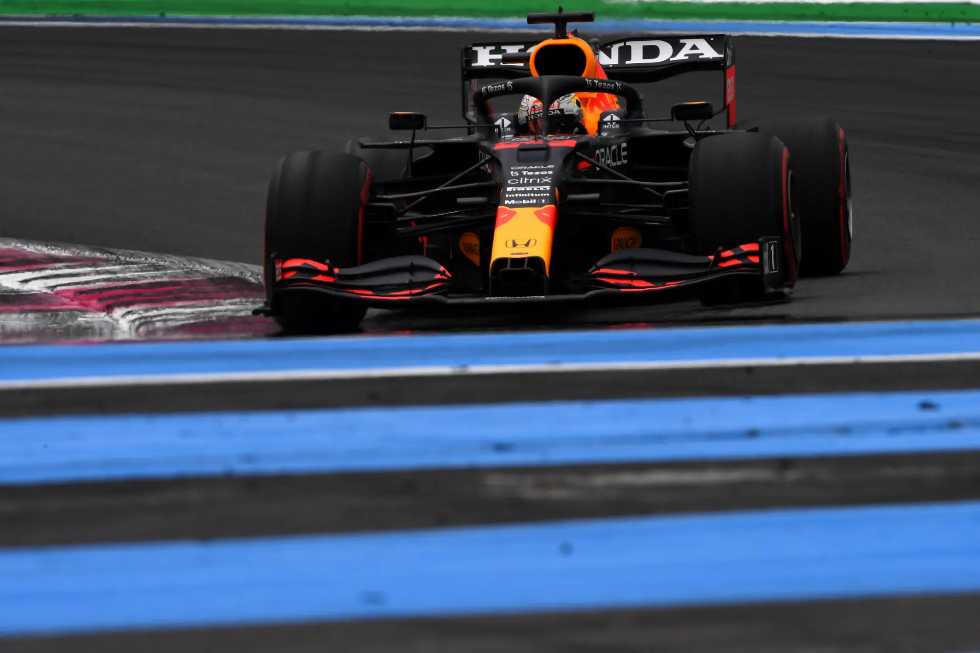 Verstappen wint GP Frankrijk na strategische meesterzet, Hamilton tweede