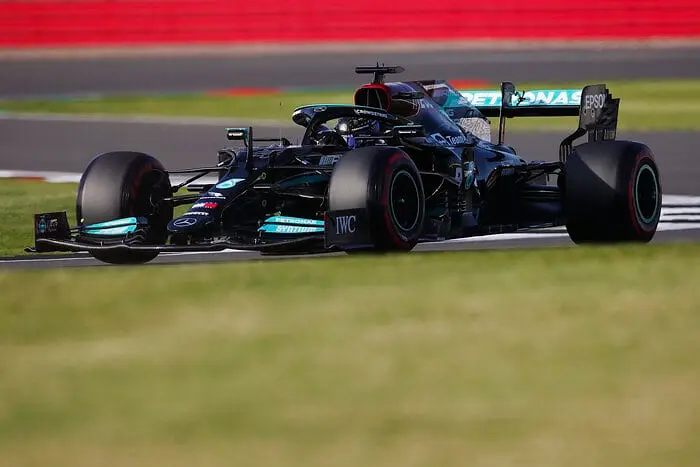 Hamilton wint GP Groot-Brittannië na veroorzaken zware crash Verstappen, Leclerc tweede
