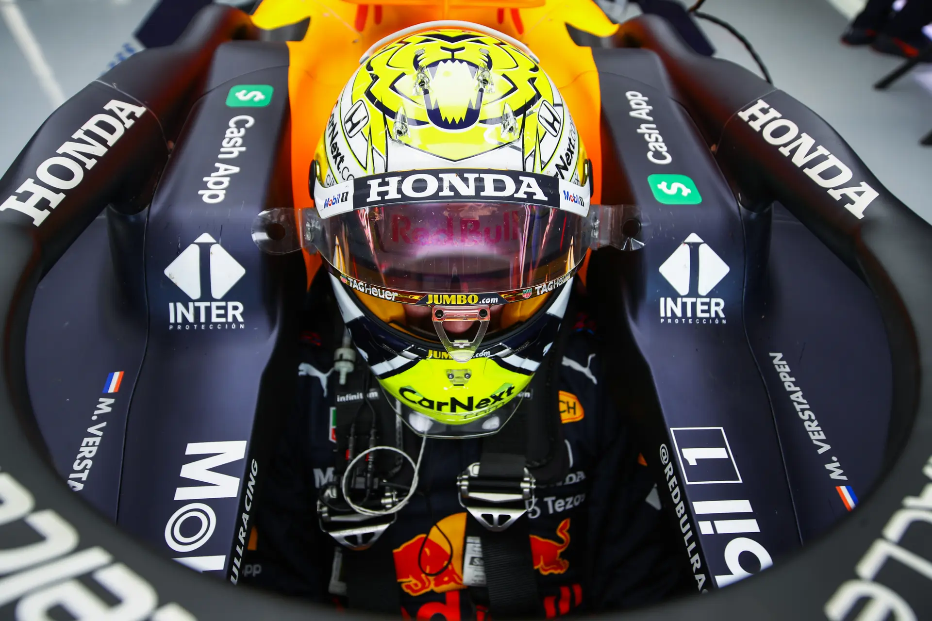 Herbert ziet Verstappen rondkijken in cockpit RB16B