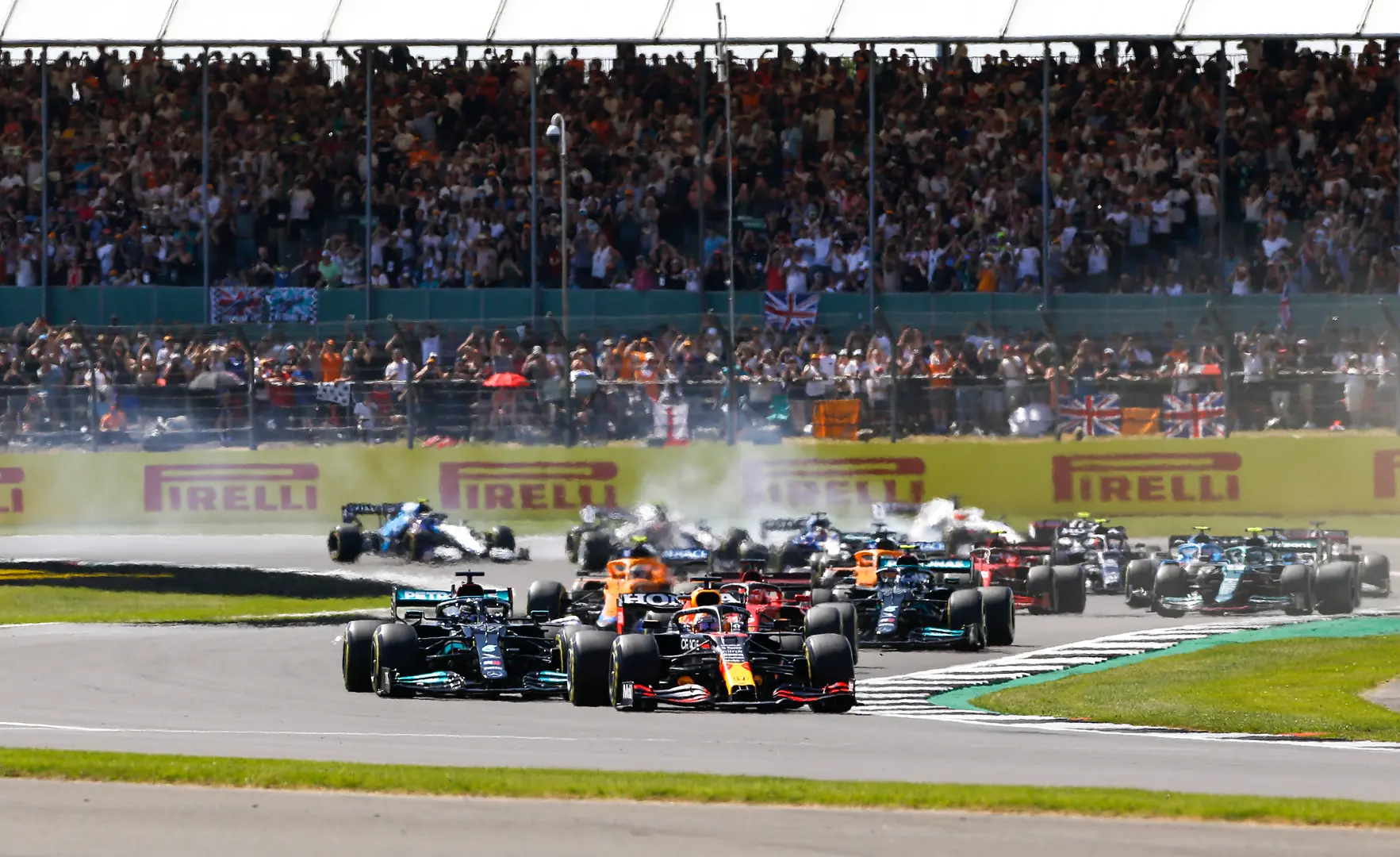 Column | Harde kritieken op Hamilton na Verstappen-clash zijn onterecht