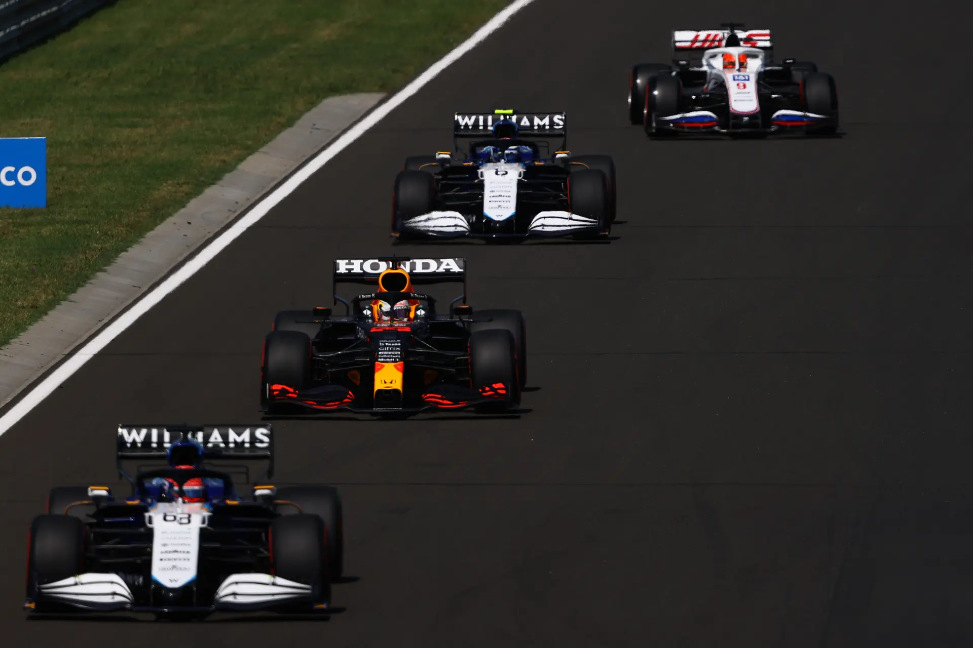 Russell: 'Hamilton is een geweldenaar, maar ik gun Verstappen de titel ook'