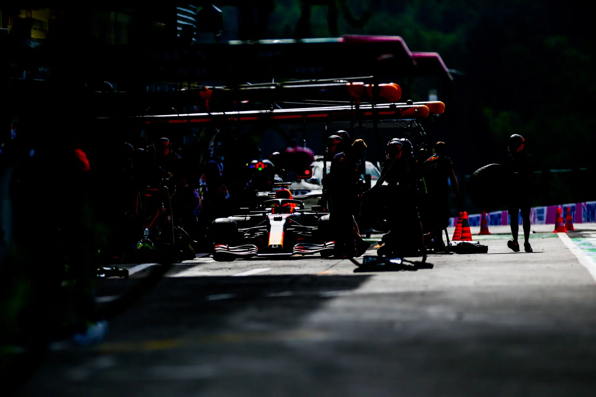 Verslag VT2 | Verstappen minimaal sneller dan Mercedes-duo ondanks crash met schade