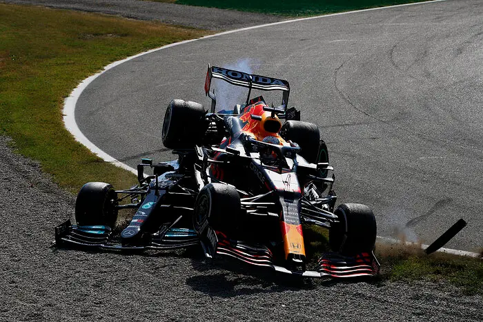 Hamilton na incident met Verstappen: 'Ik zou hem hebben nagekeken, maar ik ben ouder'