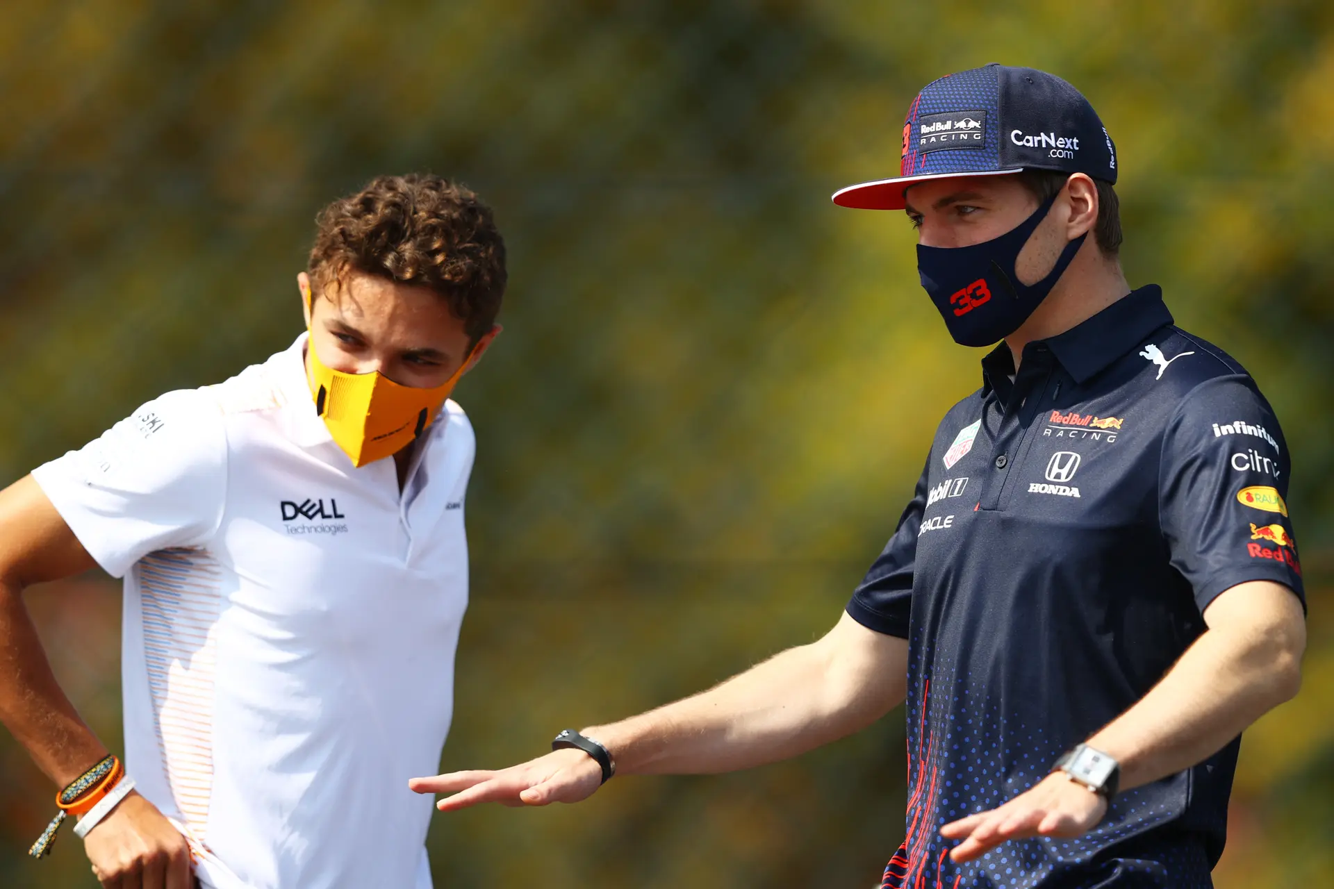 Norris sceptisch over rijstijl Verstappen: 'Wordt een ander gevecht door hoe Max racet'