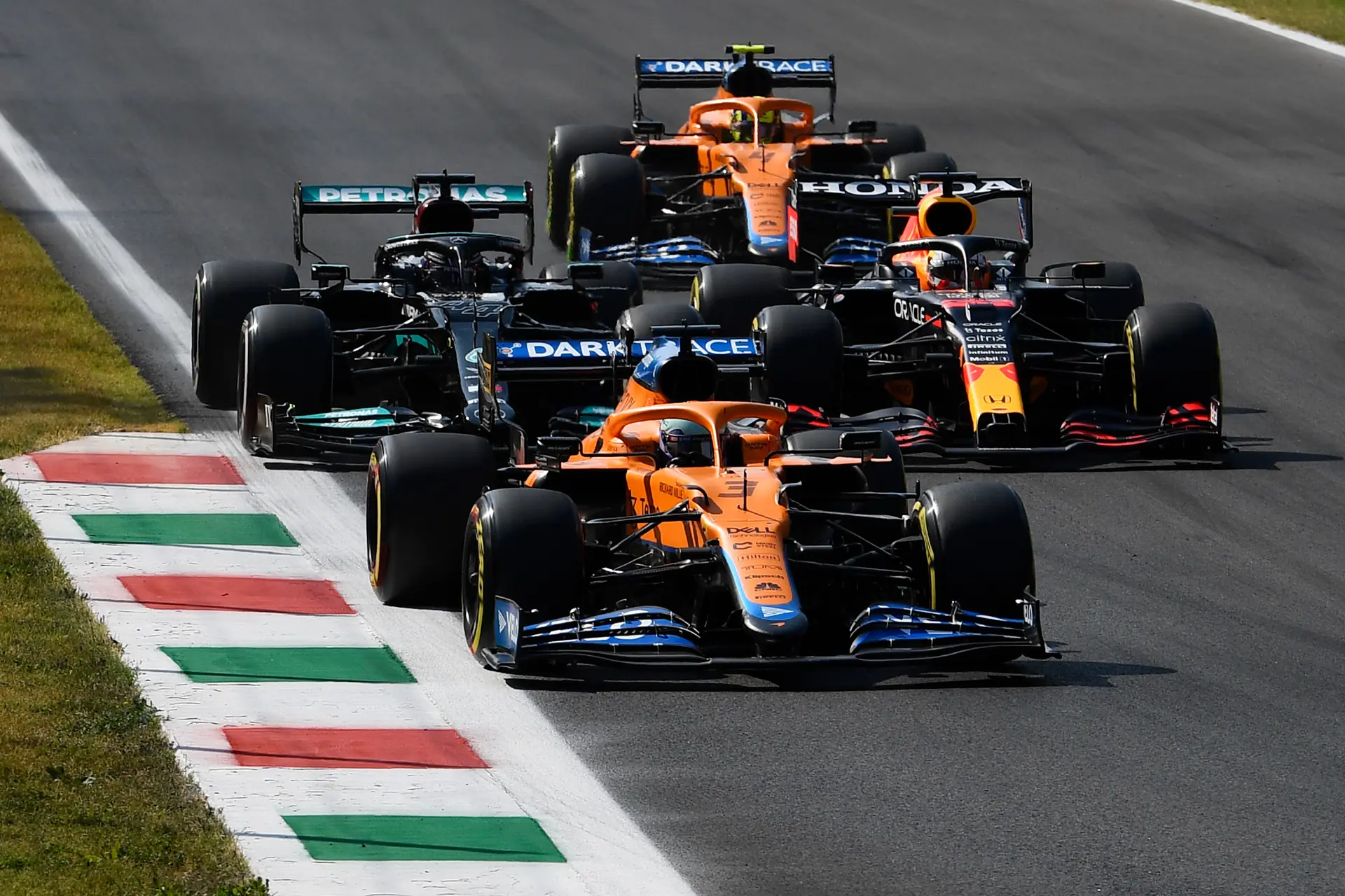 'Verstappen zit snel weer achter Mercedessen als Red Bull voor gridstraf gaat in Rusland'