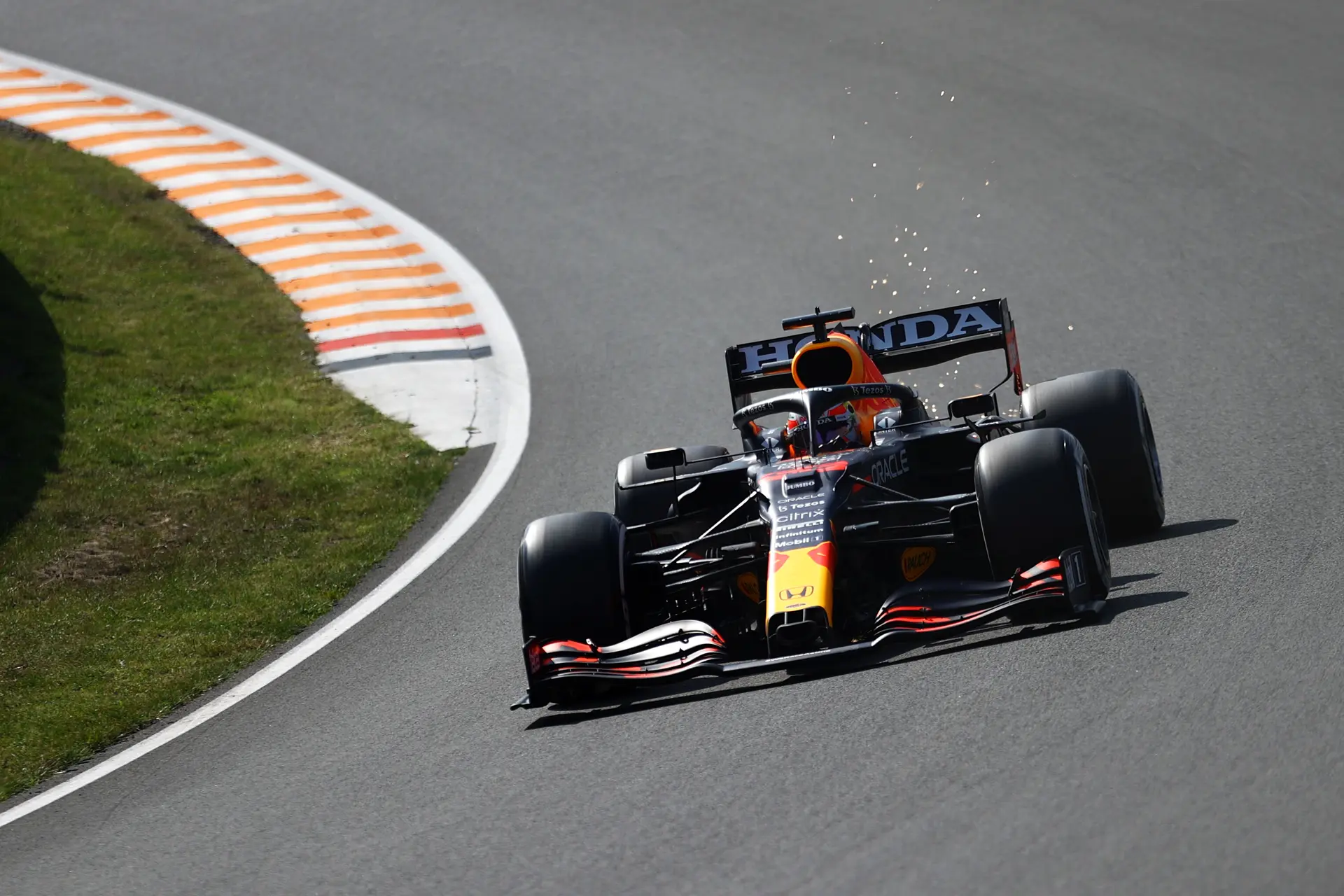 Aston Martin vroeg aan FIA Verstappen te onderzoeken voor inhaalactie
