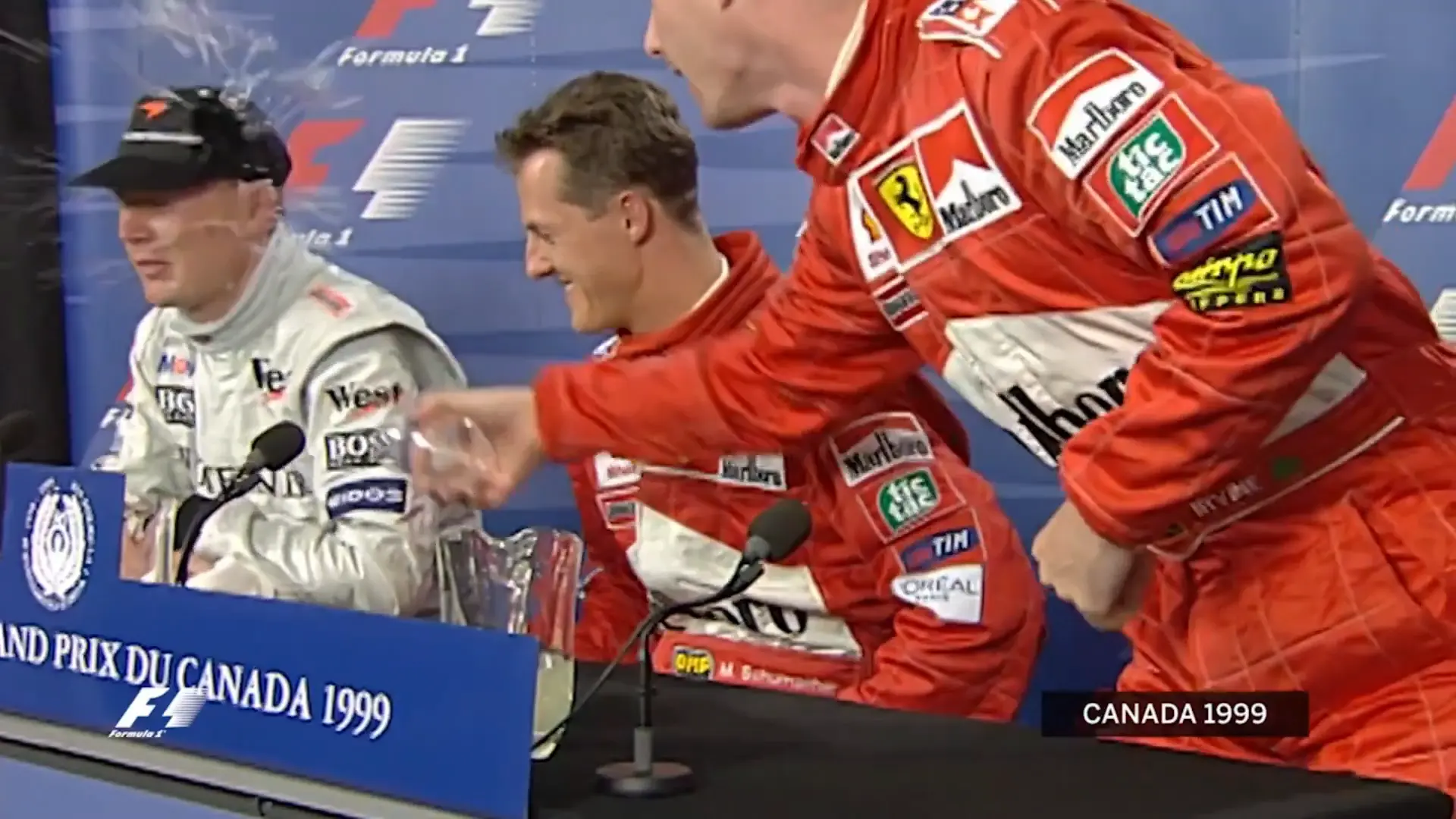 F1 Kijktip | Irvine klooit tijdens persconferentie en gooit glas leeg op Hakkinen
