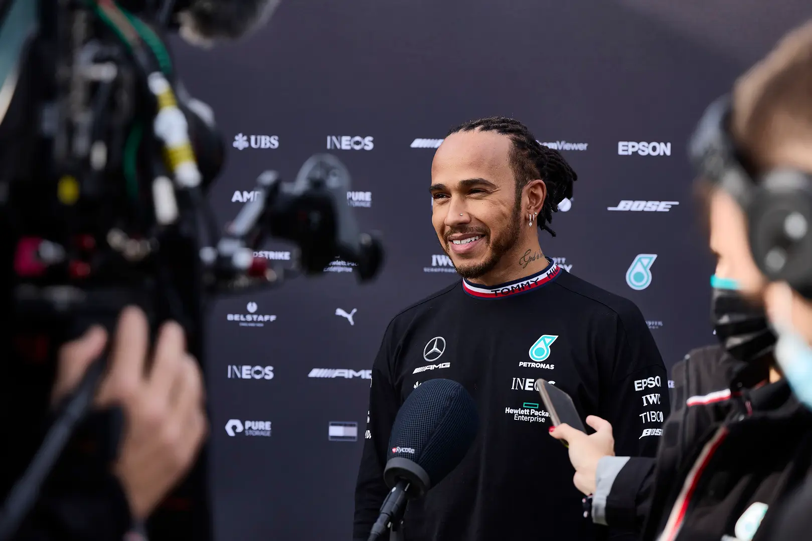 Hamilton met letterlijke kopzorgen: 'Het gehobbel beperkt ons behoorlijk, ik kreeg er hoofdpijn van'