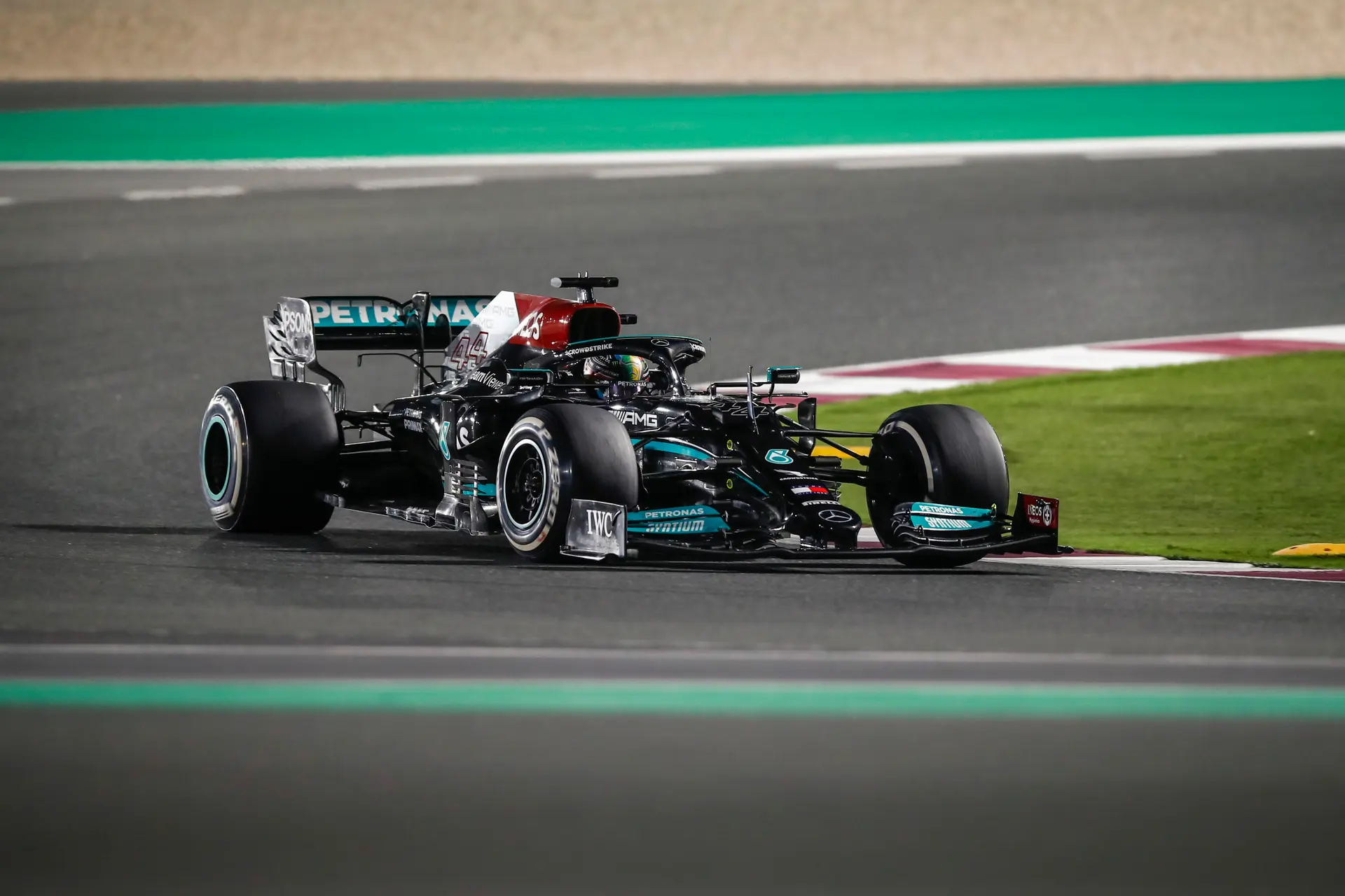 Mercedes: 'Agressievere kerbs waren in Qatar makkelijker geweest voor de auto'