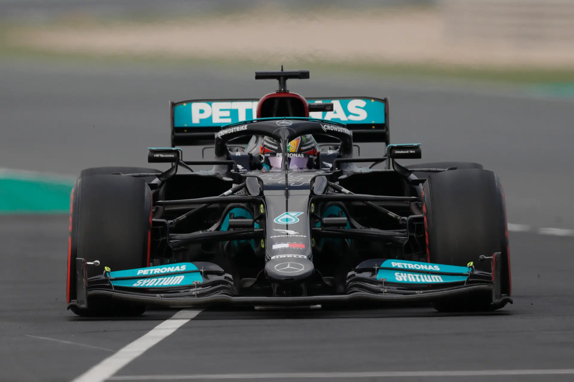 Hamilton pakt op dominante wijze pole in Qatar, Verstappen op afstand naar P2