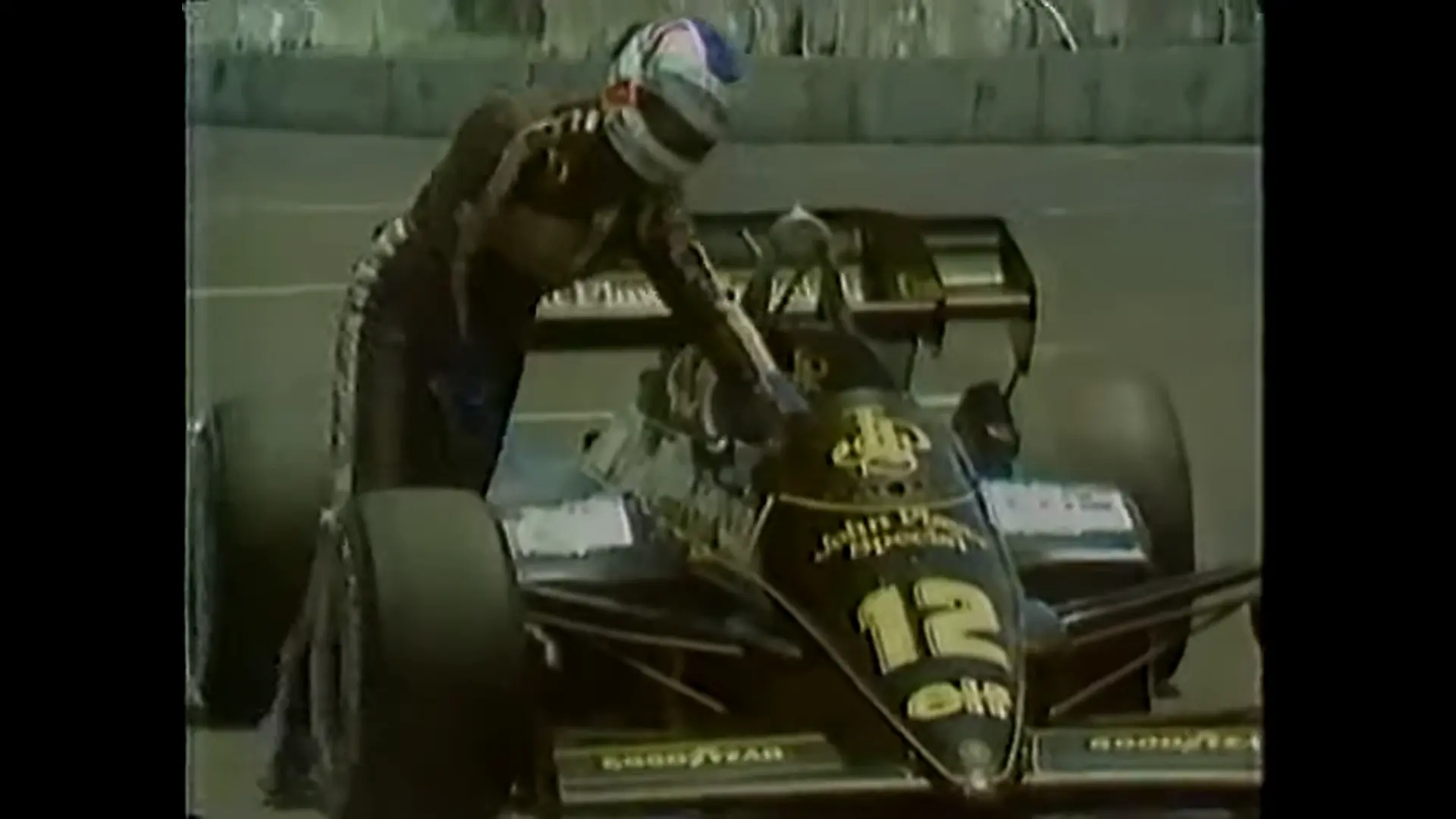 F1 Kijktip | Mansell duwt kapotte auto over finishlijn en valt direct flauw