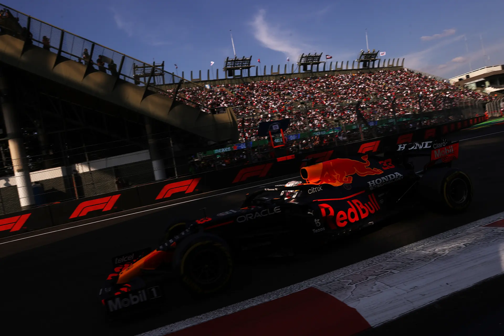 Mercedes verslaat Red Bull na zinderende kwalificatie, Verstappen derde