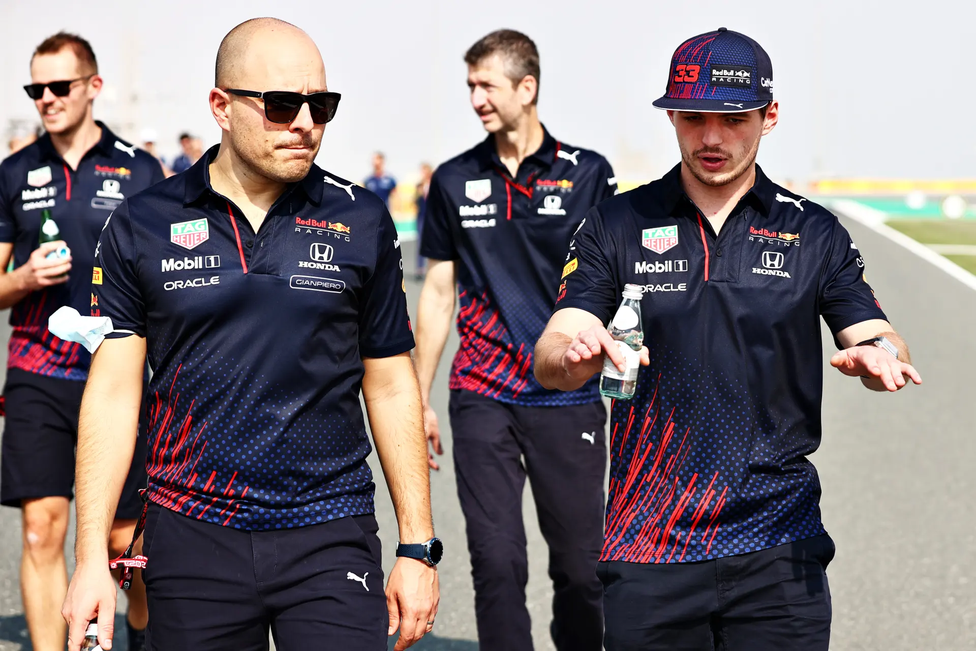 Boordradio's VT3 | Hamilton vraagt naar afstelling Verstappen: 'Hebben ze de vleugel veranderd?'