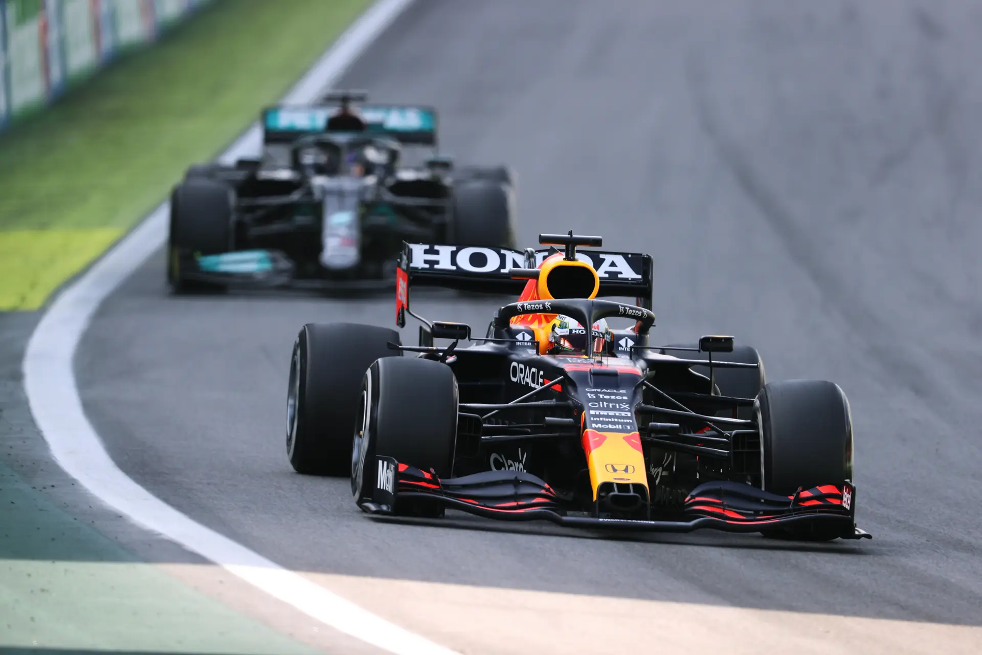 Hamilton wint GP Brazilië vanaf tiende plek na bloedstollend gevecht met Verstappen