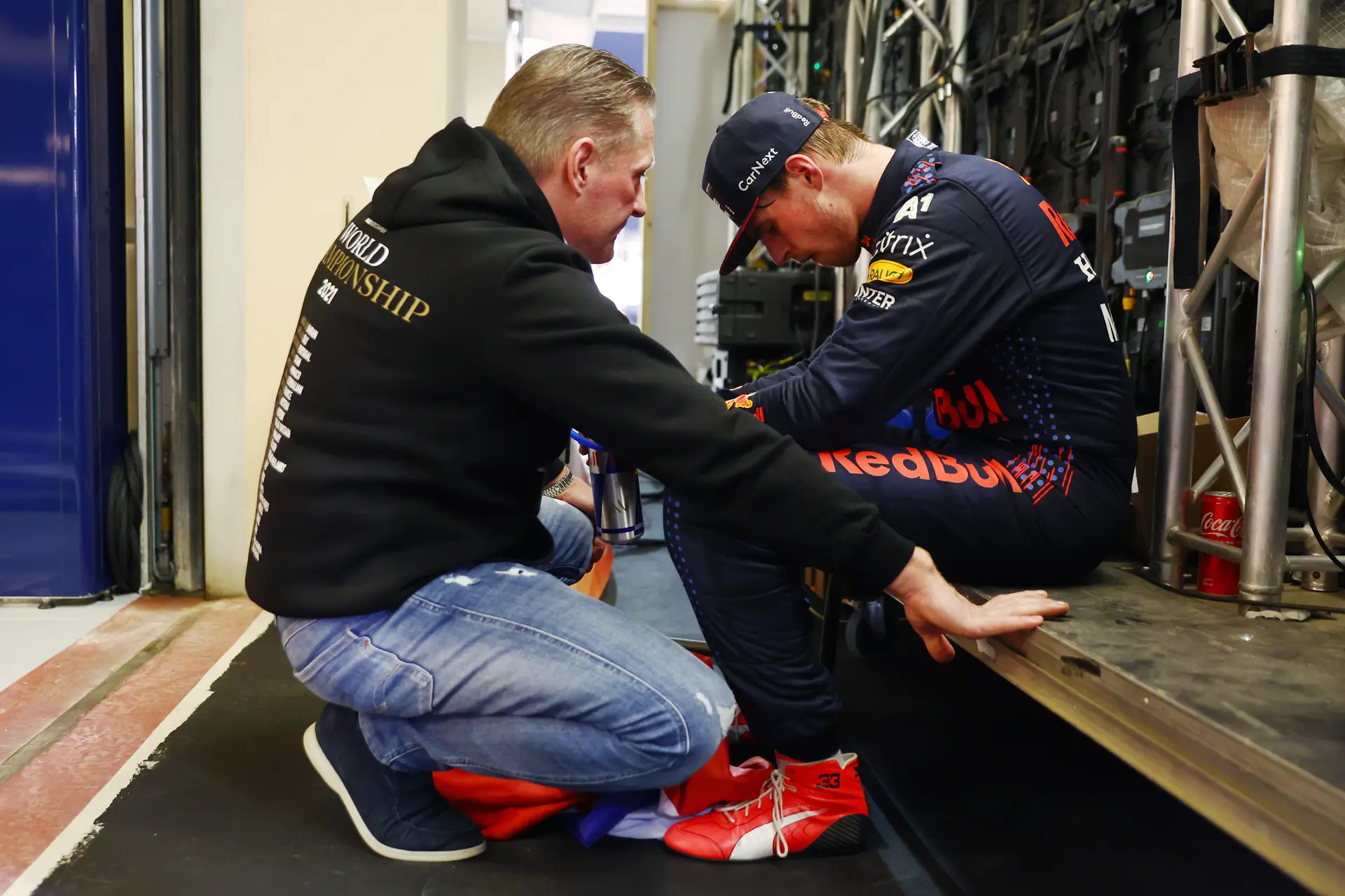 Verstappen opgelucht na lange dag vol chaos: 'Dit was niet goed voor mijn hart'
