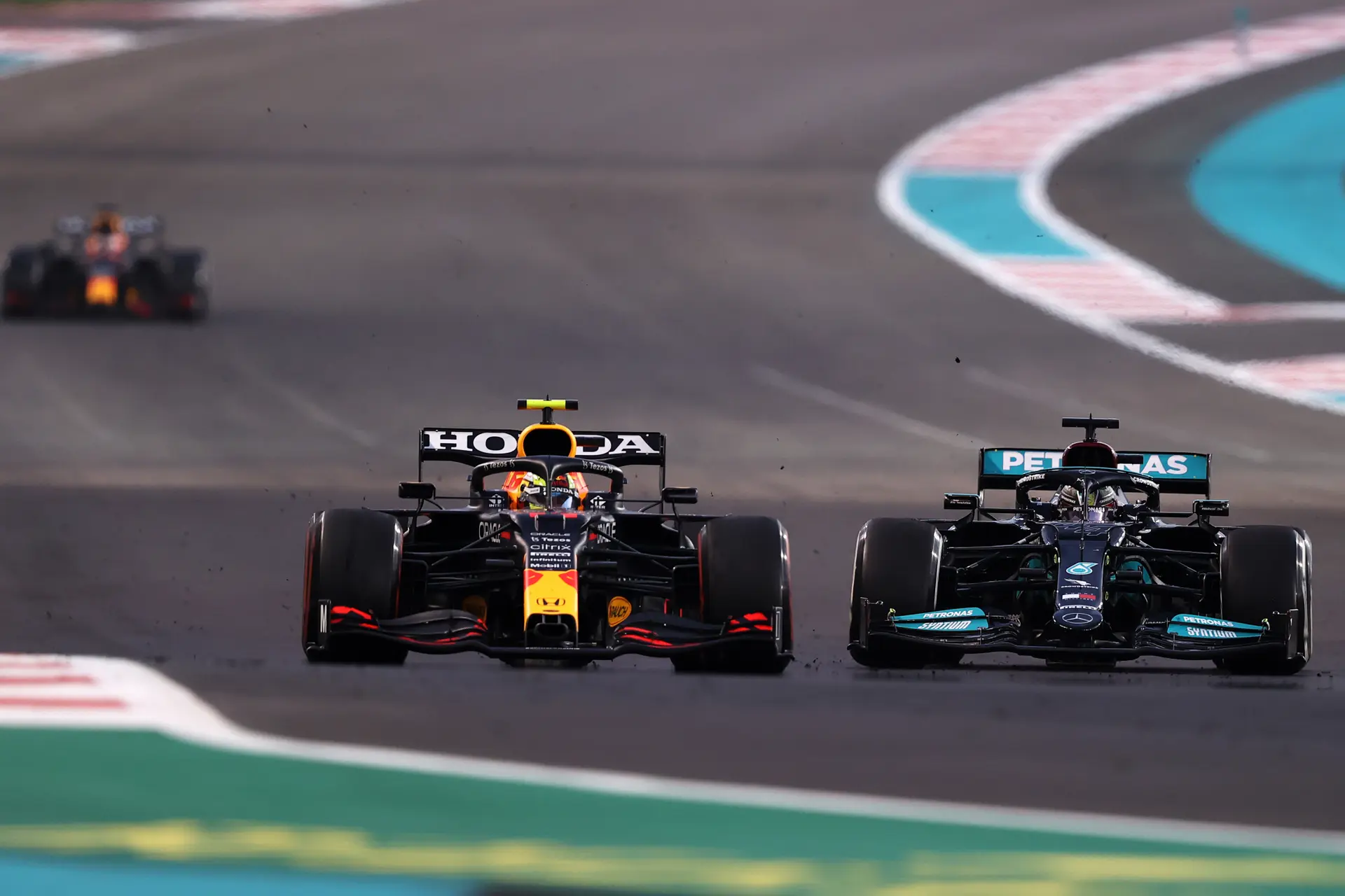 Button wijst Mercedes aan als favoriet: 'Gevecht tussen Hamilton en Russell'