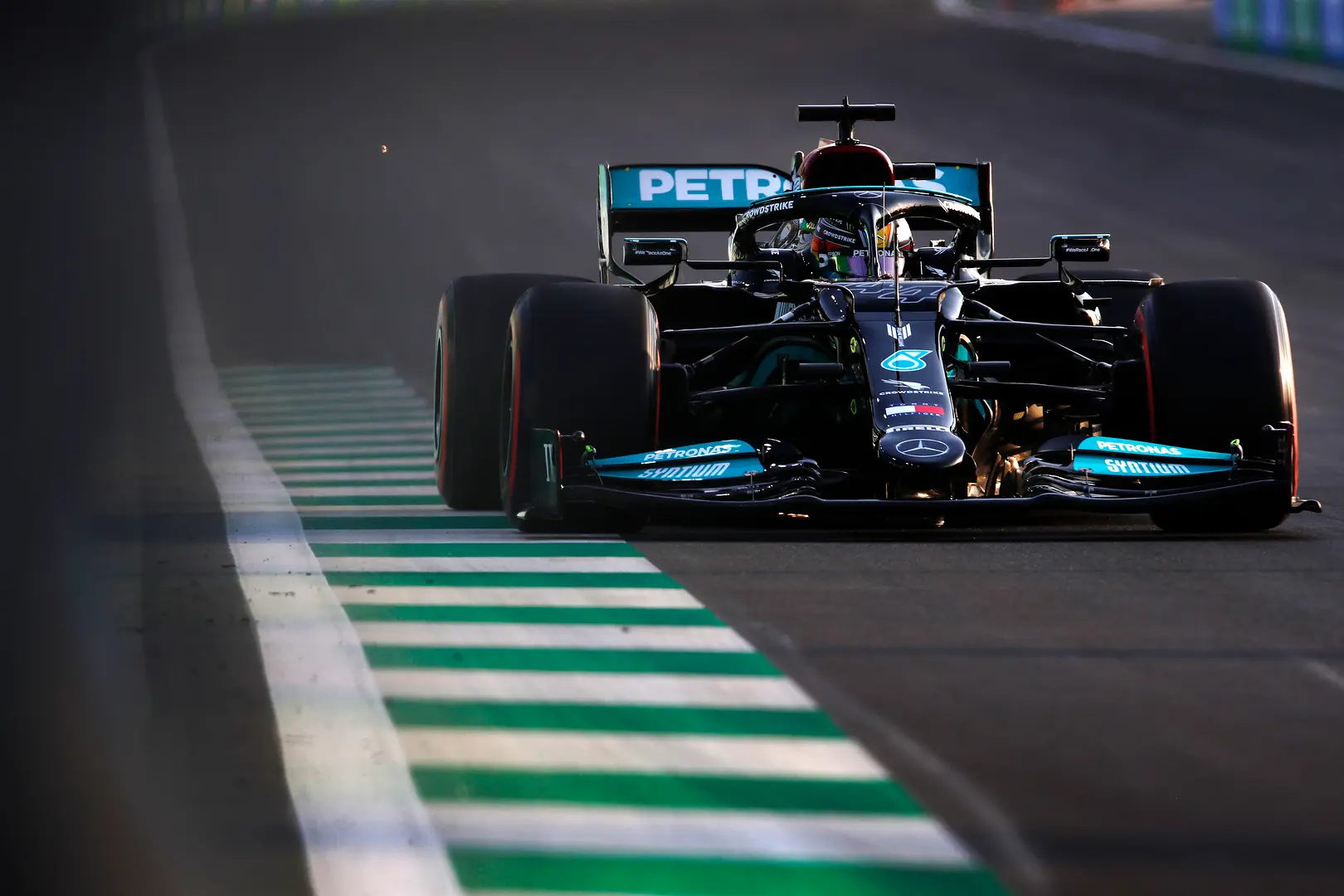 Mercedes komt met nieuwe teaser: zo ziet het ontwerp van de W13 eruit