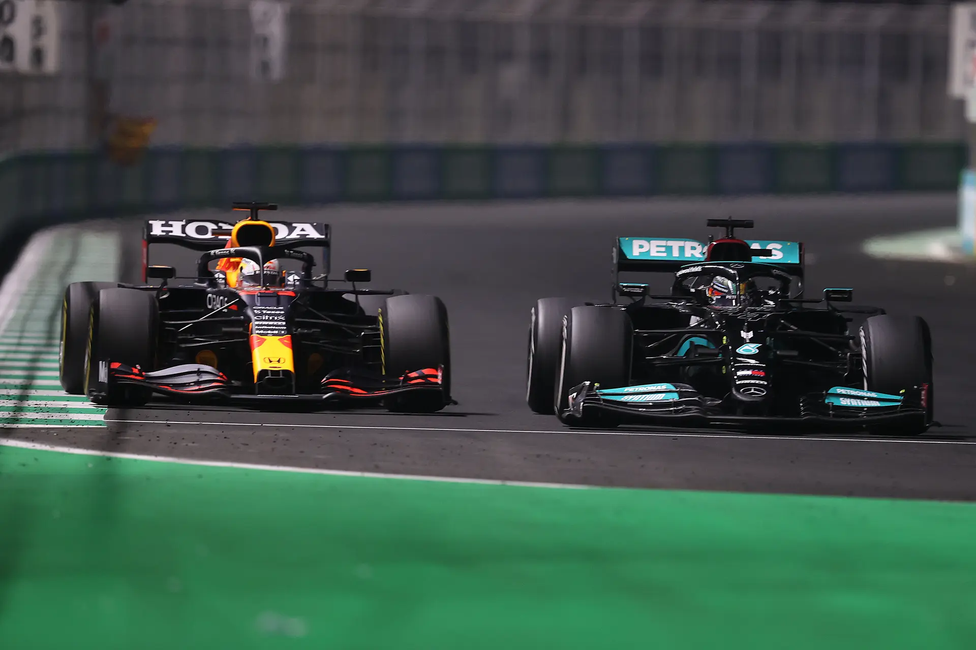 Hamilton legt onbestrafte verdediging uit: ‘Ik ging niet over de witte lijn’