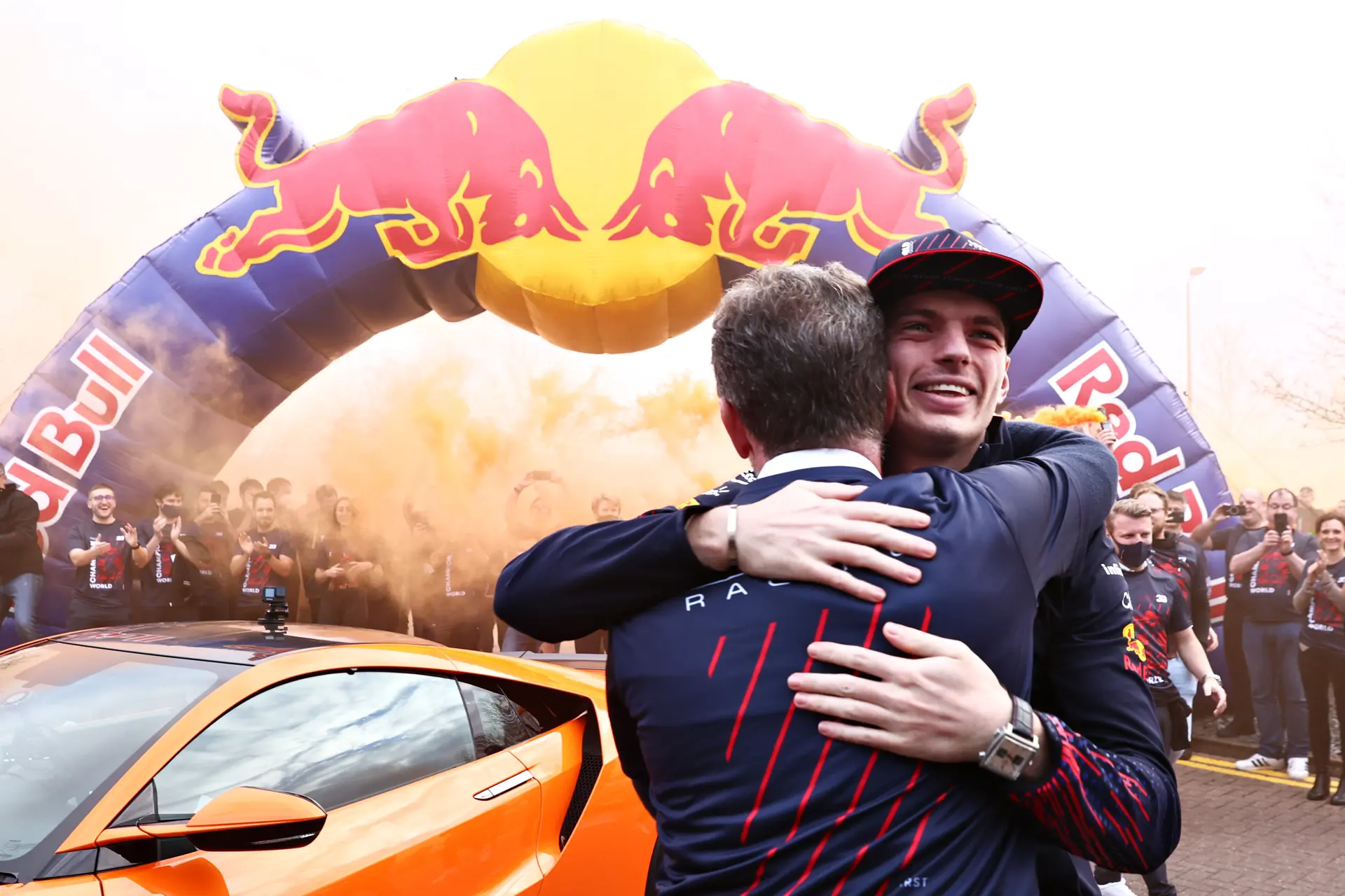 Verstappen enorm gelukkig bij Red Bull: 'Voelt als een familie'