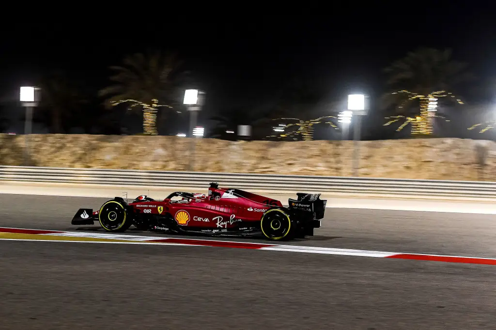 Brundle vanuit Bahrein: 'De tractie van Ferrari ziet er in bocht 4 niet goed uit'