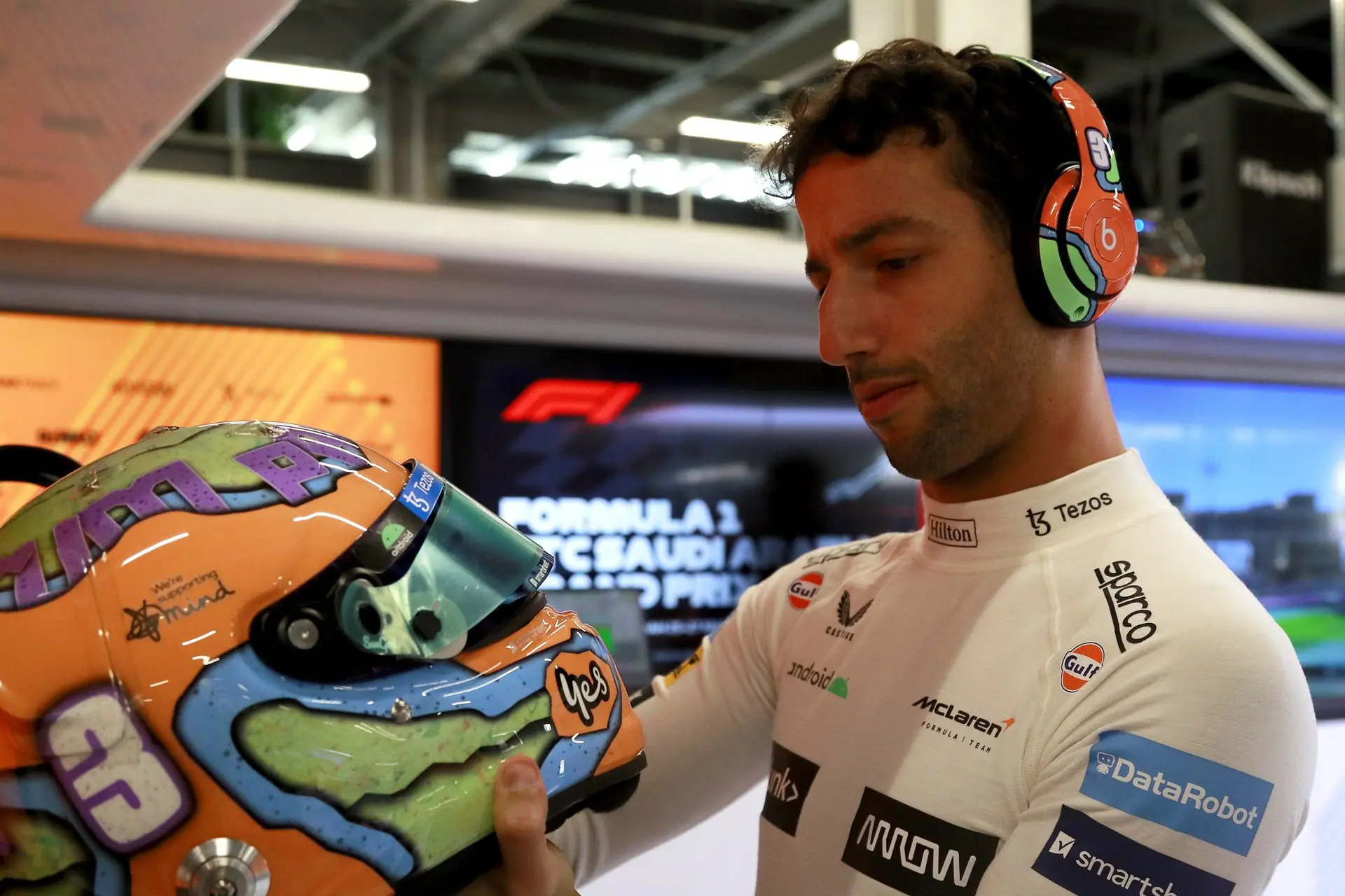 Ricciardo veroordeelt juichende F1-fans na crash: 'Je moet verstandiger zijn'
