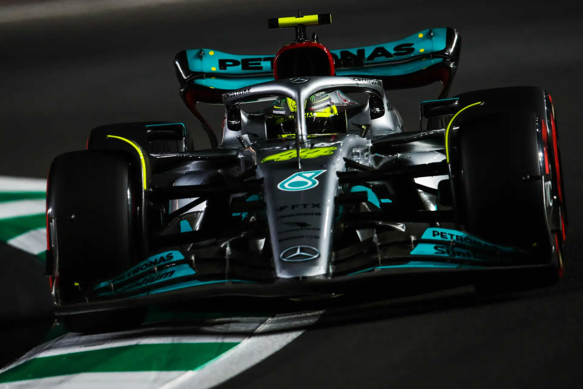 Verslag VT1 | Verstappen moet minimaal marge toegeven op snelste man Hamilton