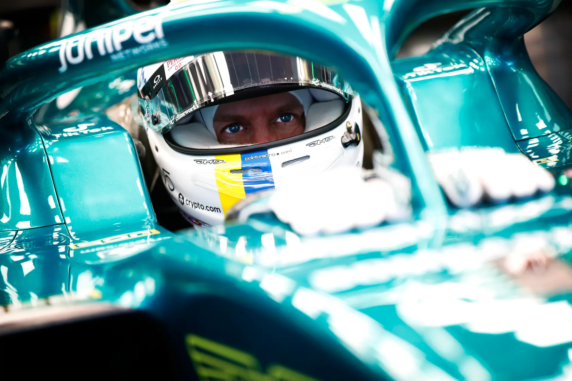 Vettel haalt met helm woede op de hals van Cypriotische autofederatie