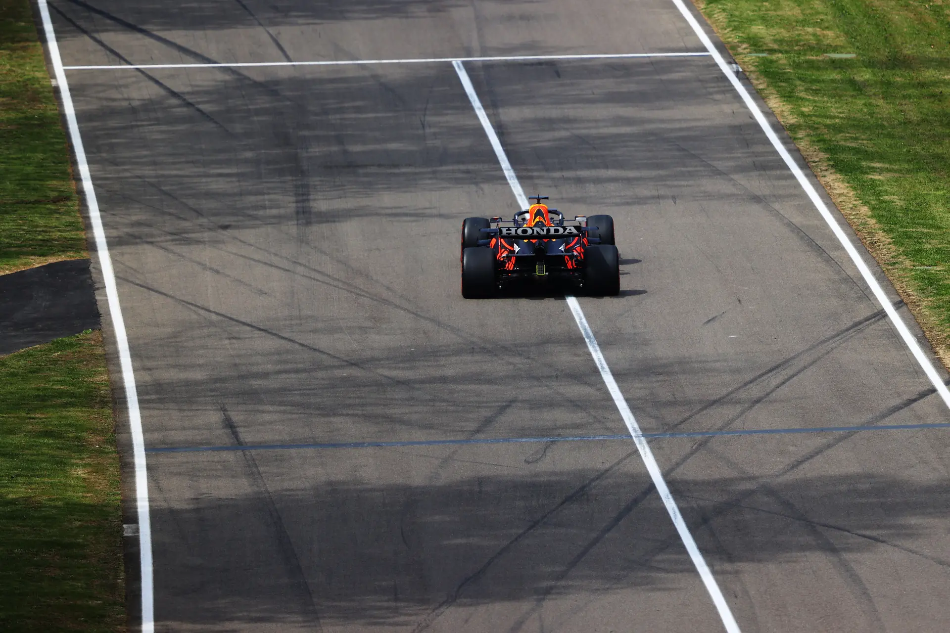 Onder de loep | In-vorm Leclerc moet gretige Verstappen tweemaal bedaren in Imola