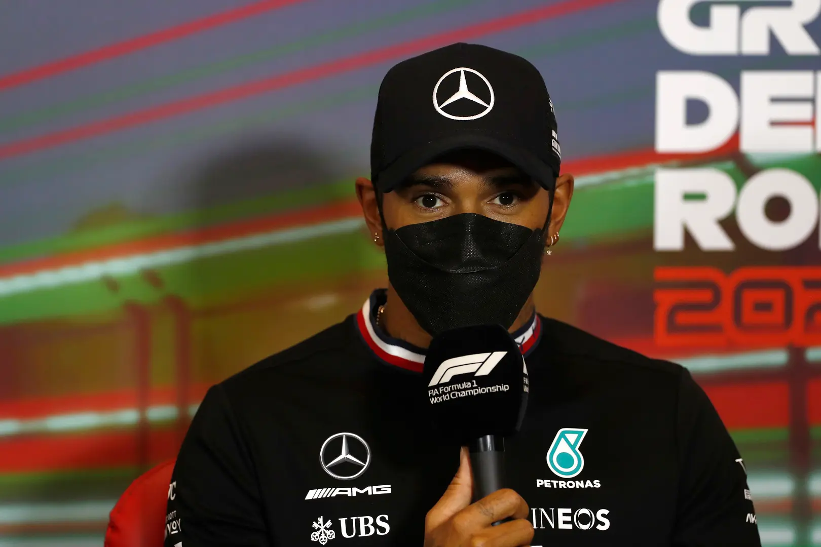 Hamilton kijkt terneergeslagen naar Red Bull en Ferrari