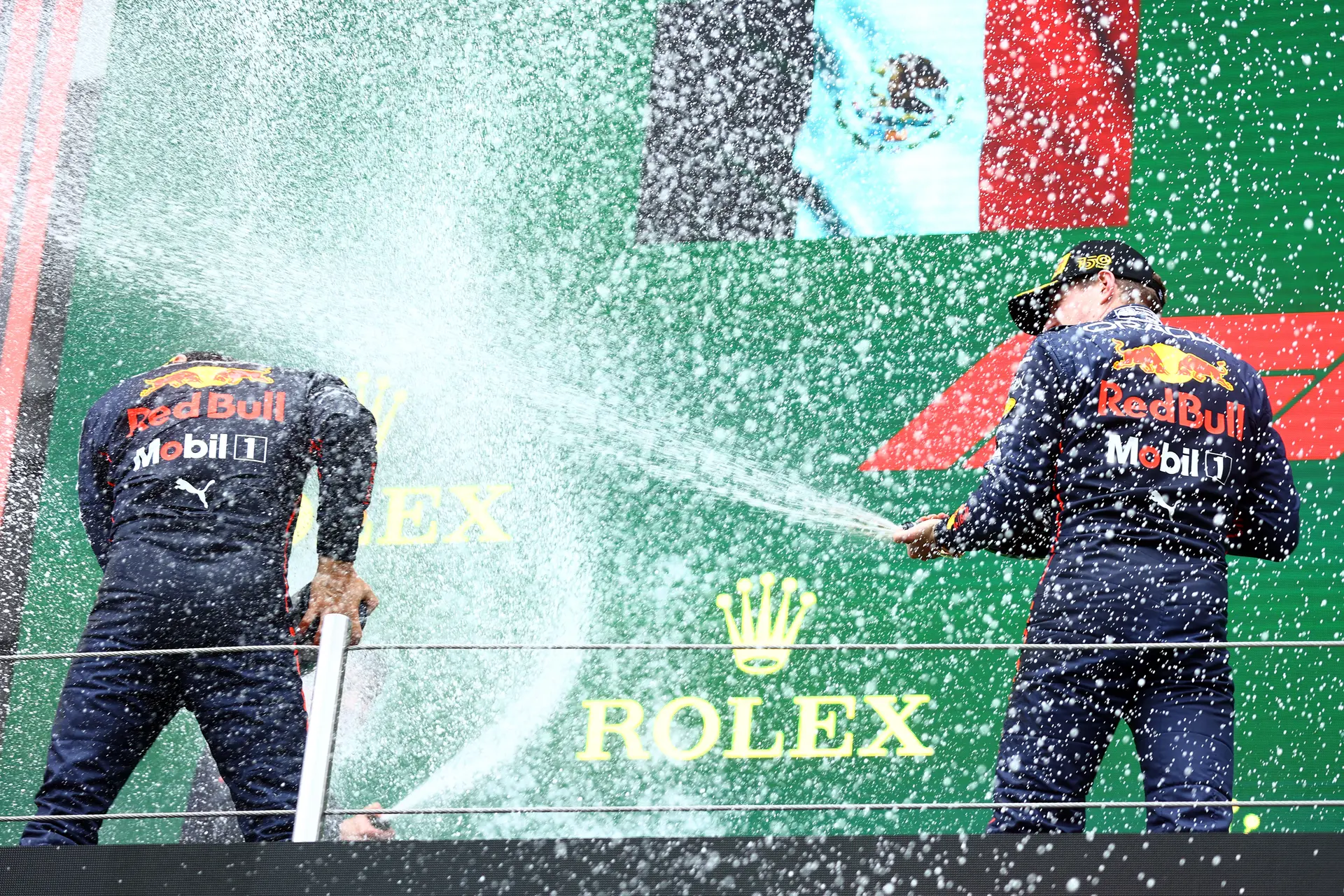 Cijfers internationale media: Tweemaal een 10 voor 'waardig kampioen' Verstappen