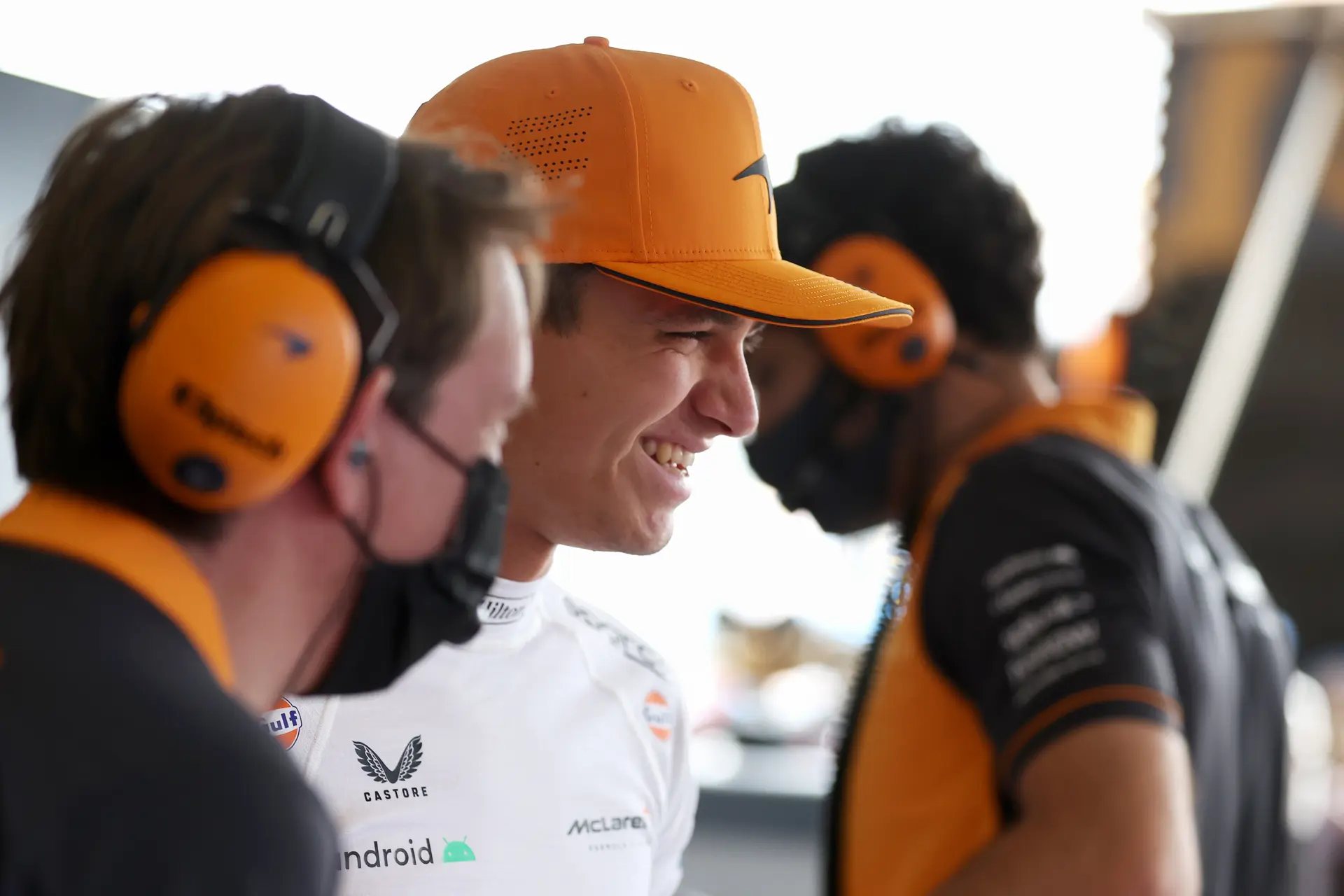 Ondertussen in de F1 | Norris bouwt golfhole in de achtertuin