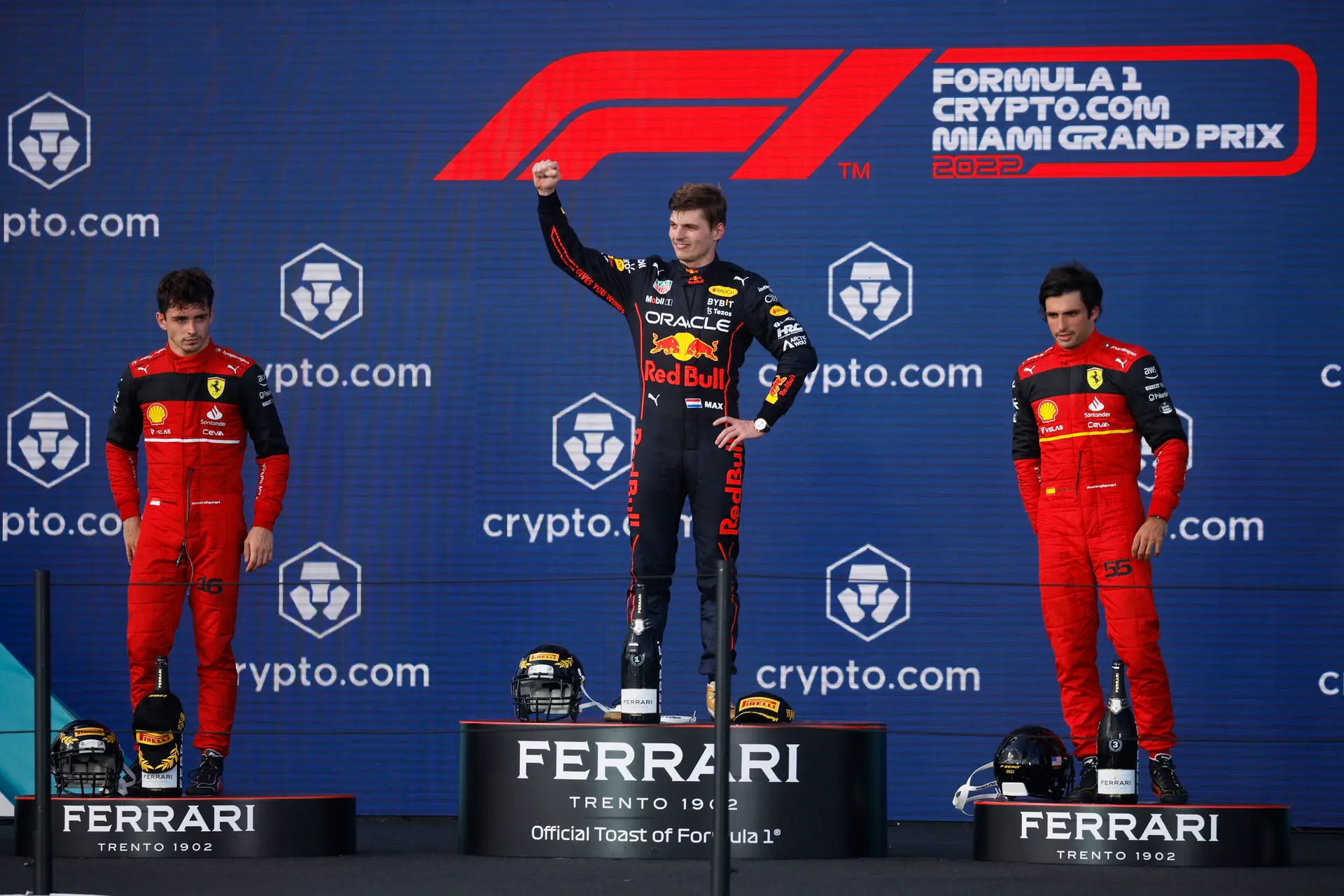 Albers niet gecharmeerd van Leclerc en Sainz: 'Ze naaien elkaar gigantisch op'