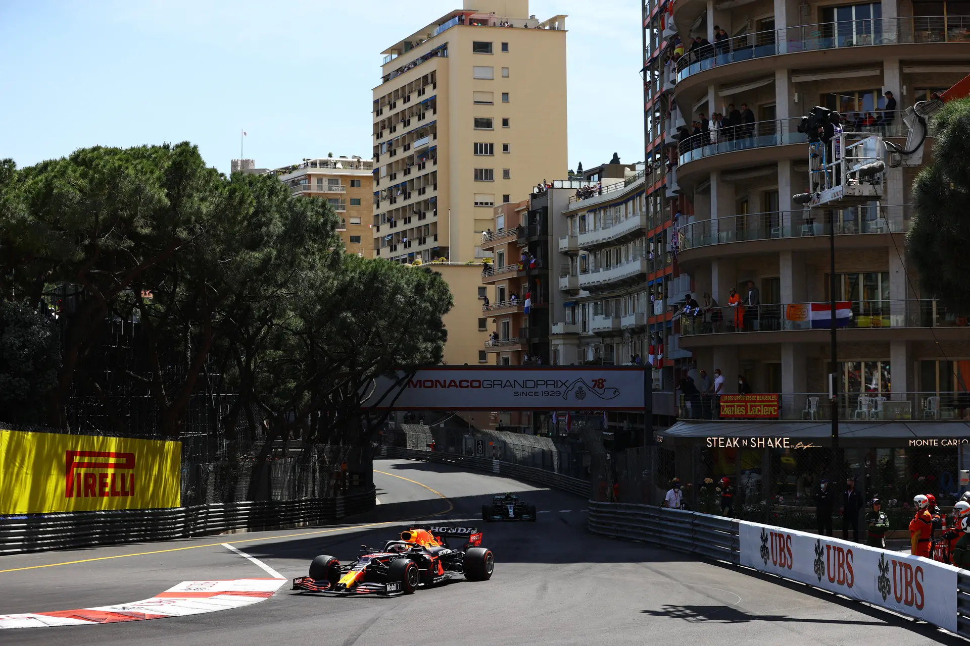Onder de loep | Donkere wolken boven Verstappen en Leclercs strijd om iconische F1-zege