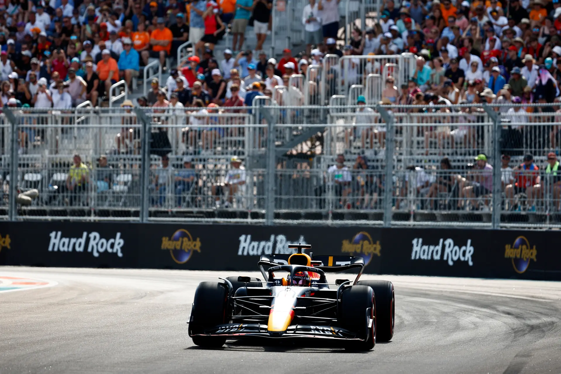 Verstappen pakt maximale score na hectisch slot, Ferrari sluit aan op het podium