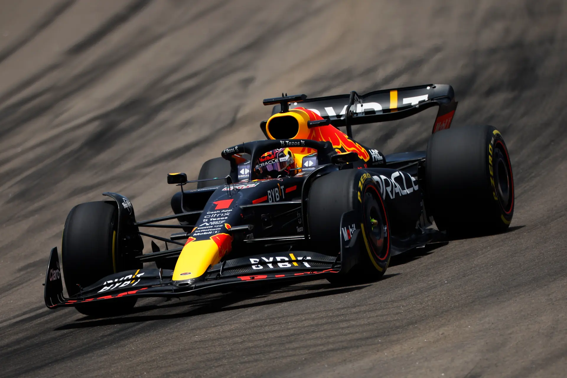 Verstappen begaat kostbare fout, Leclerc maakt optimaal gebruik en pakt poleposition