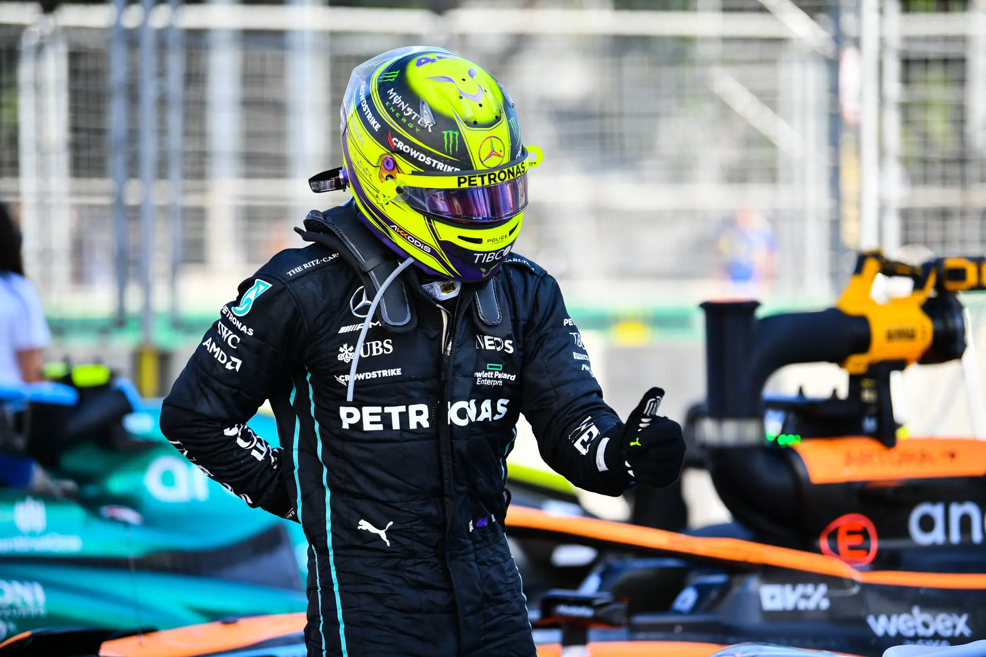 Horner ziet door Mercedes-toneelstuk heen: 'Mijn coureurs zouden zo veel mogelijk bitchen'