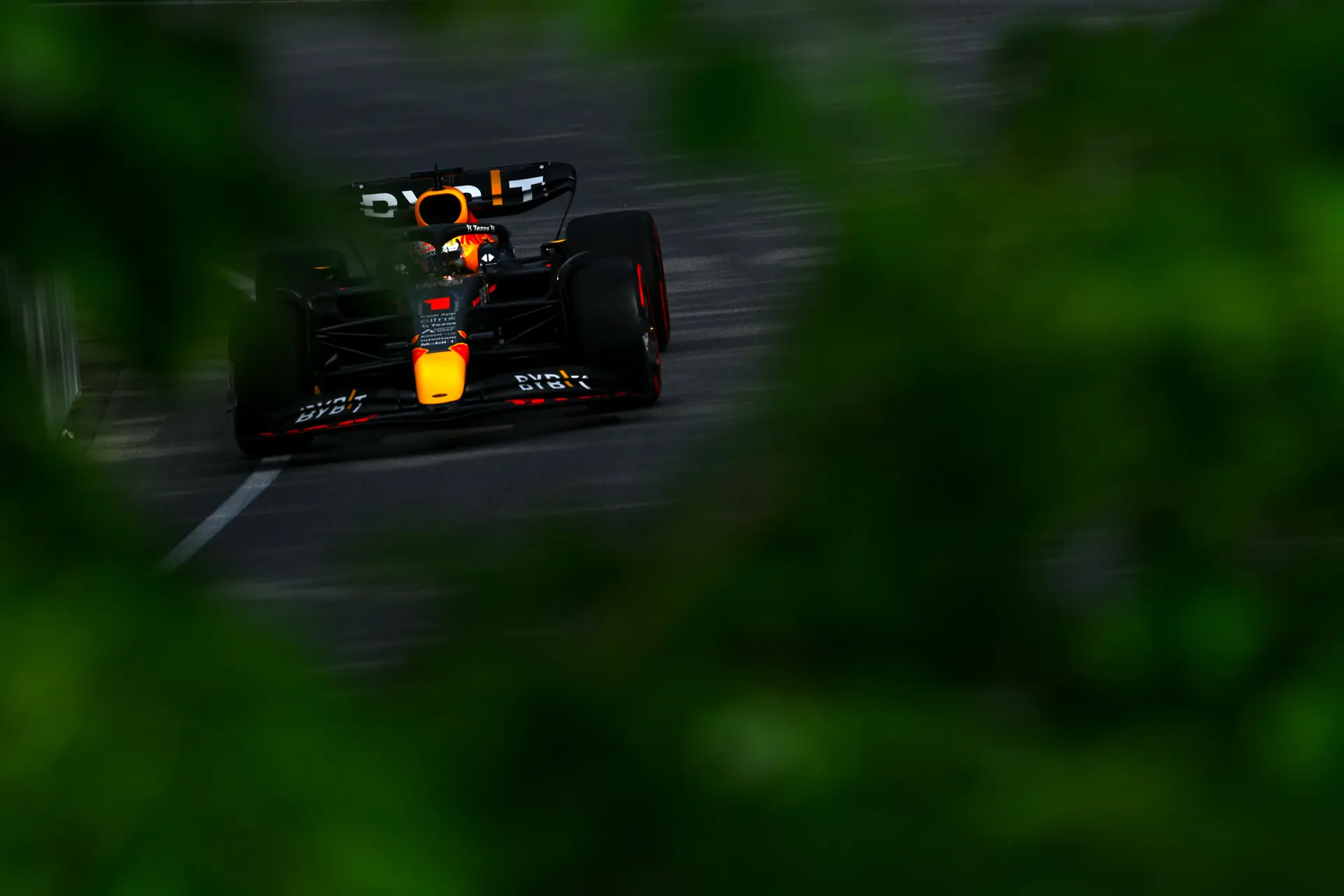 Verslag VT2 | Verstappen snelste in tweede training, spannend kwalificatieduel met Leclerc verwacht