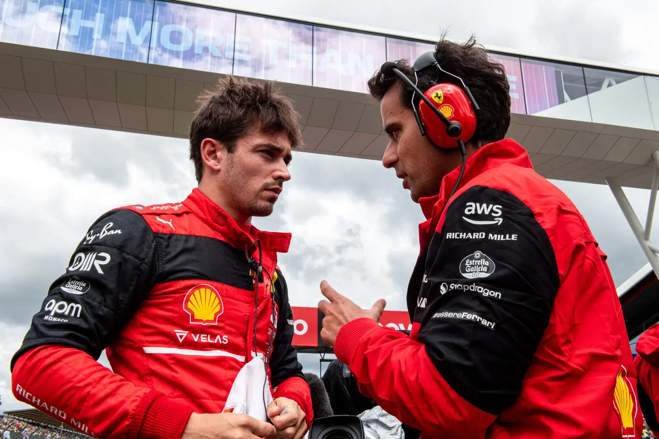 Palmer vol ongeloof over 'dwaas' besluit Ferrari om Leclerc niet te steunen in titelstrijd