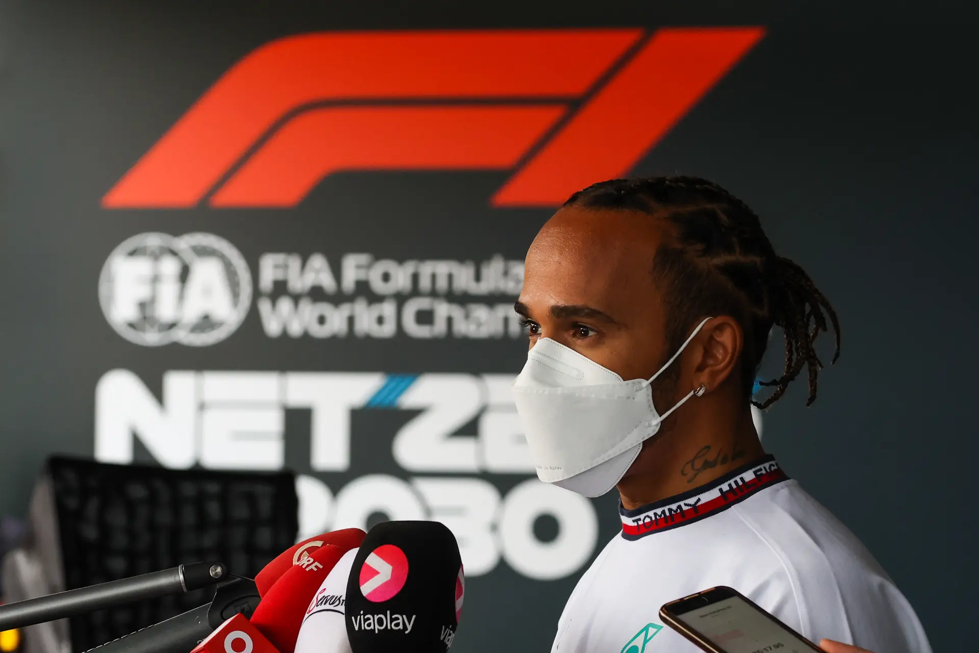 Hamilton geeft fout toe en sneert naar Alonso: 'Dat is wat volwassenen doen'