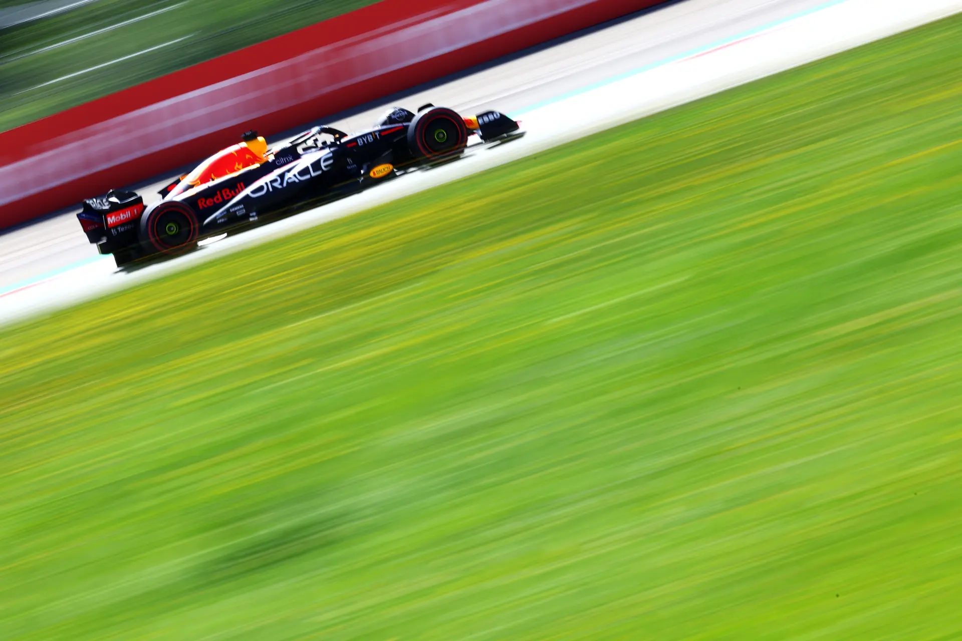 Verslag VT1 | Verstappen trapt thuisweekend uitstekend af en heeft pole in het vizier