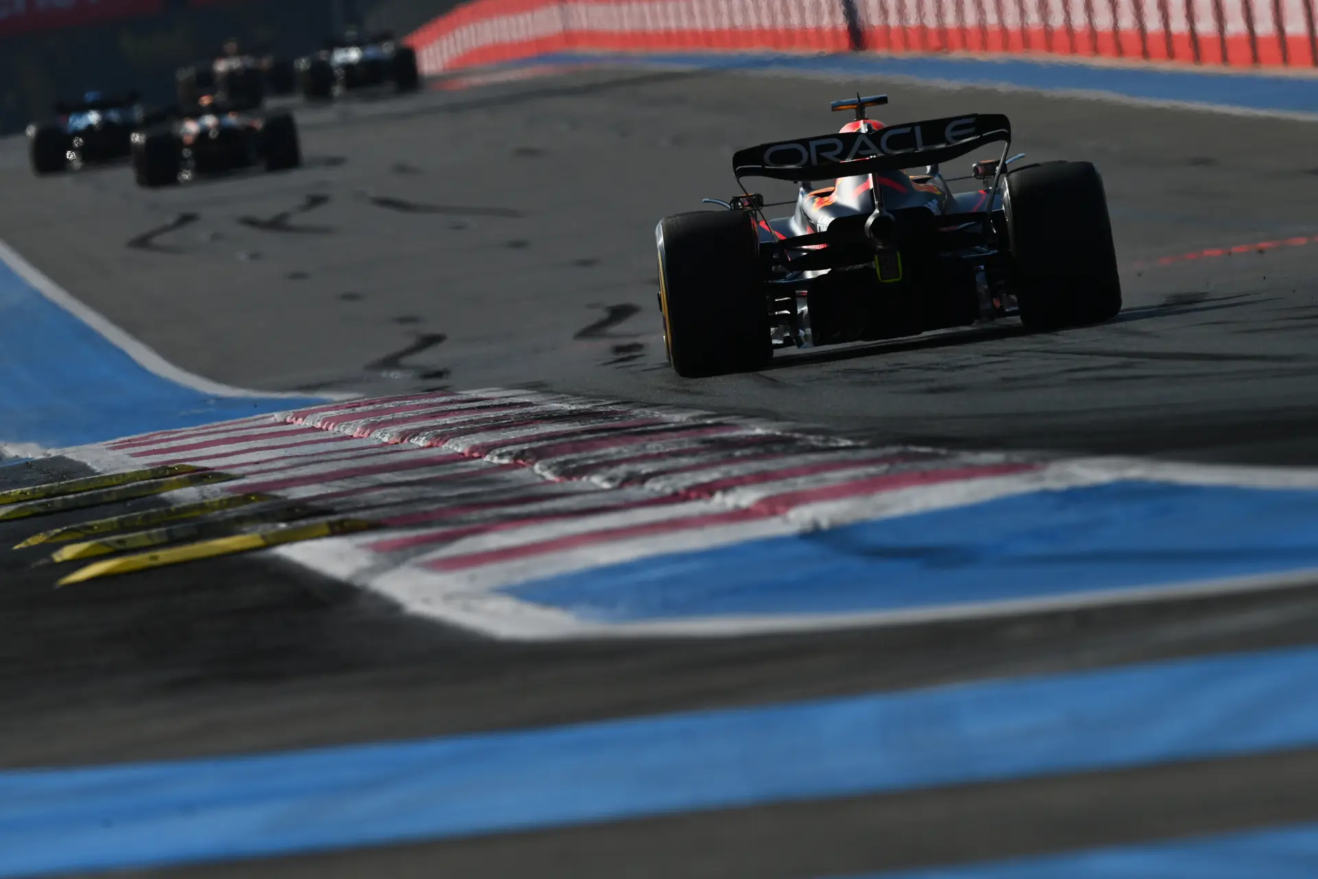 Longrun analyse | Verstappen geeft Leclerc en Sainz het nakijken op de mediumband
